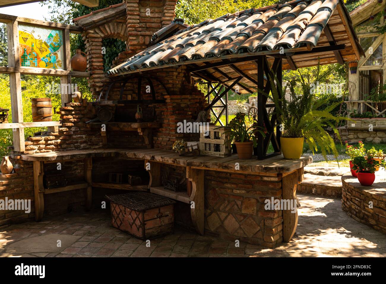 Décorations décoratives de cave de vinification, bancs, lits de fleurs Banque D'Images