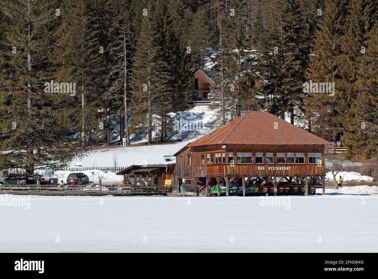 Bar-restaurant sur pilotis au lac gelé Dobbiaco, vallée de la Pusteria, Trentin-Haut-Adige, Italie Banque D'Images