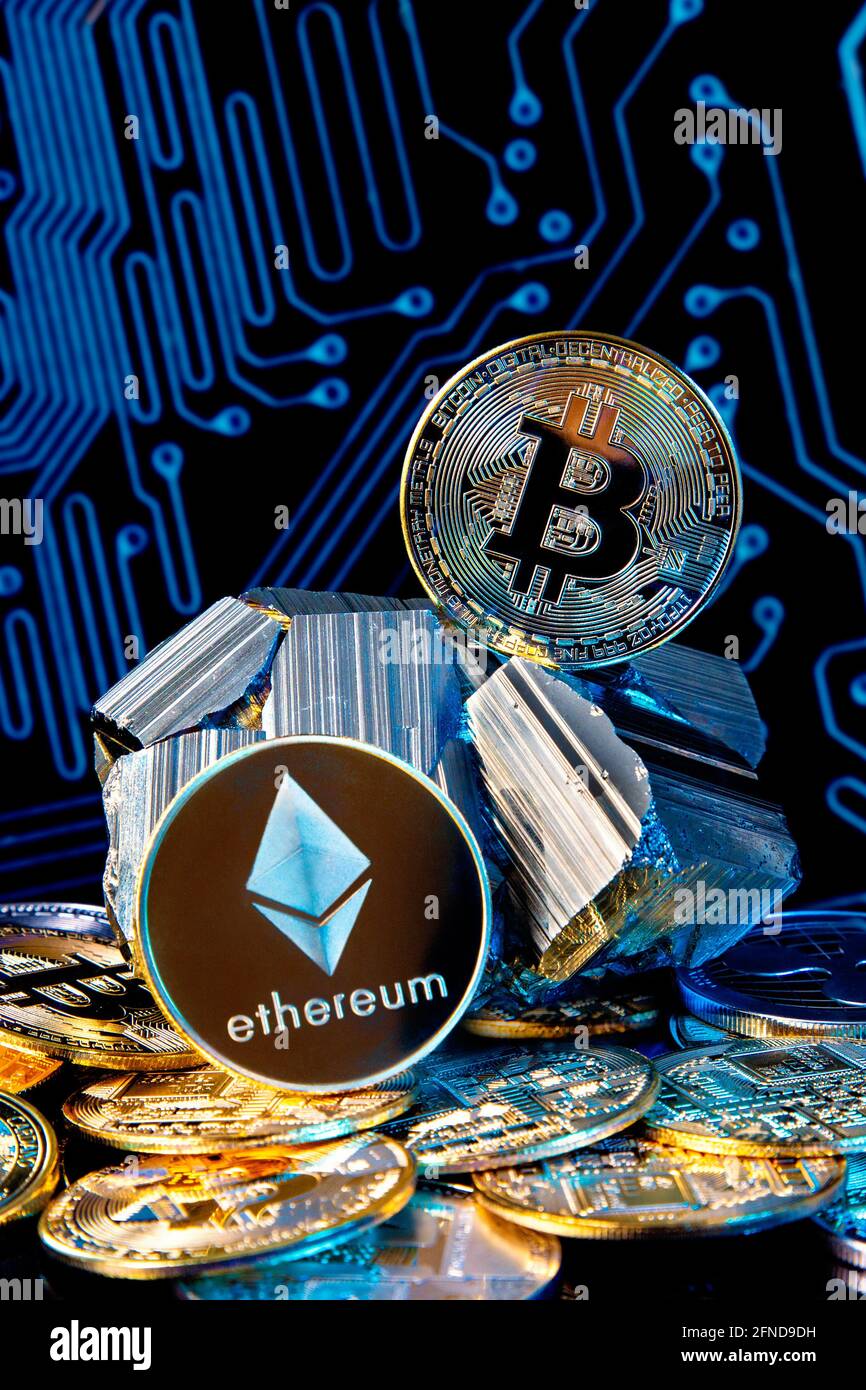 Les pièces de crypto-monnaie éthereum (éther) et bitcoin contre la roche minérale - crypto mining concept Banque D'Images