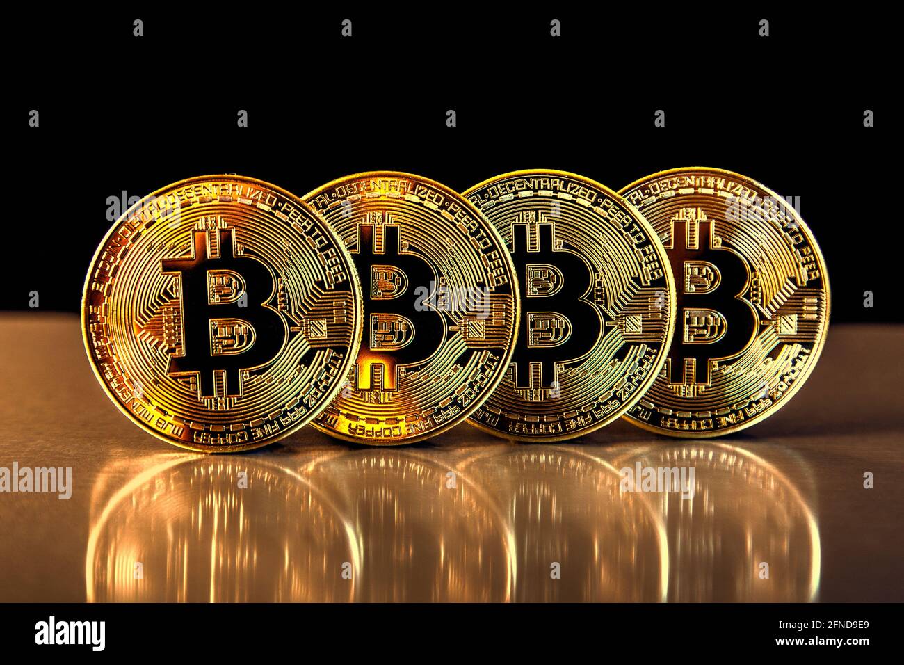 Rangée de pièces de jetons crypto-monnaies en bitcoin d'or Banque D'Images