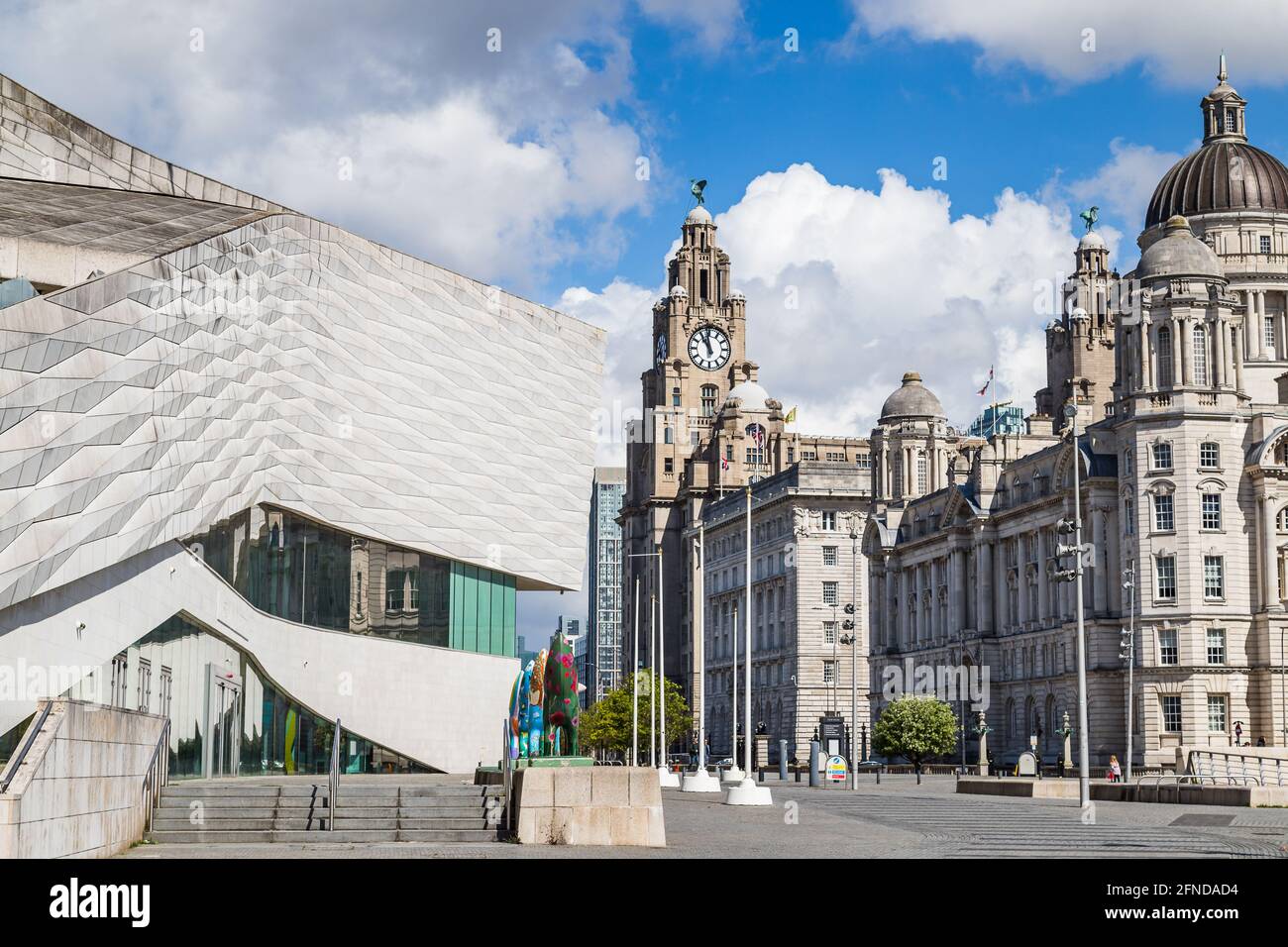 Le musée de Liverpool sur le célèbre front de mer de Liverpool, photographié en mai 2021 à côté des trois Grâces sous un ciel lumineux. Banque D'Images