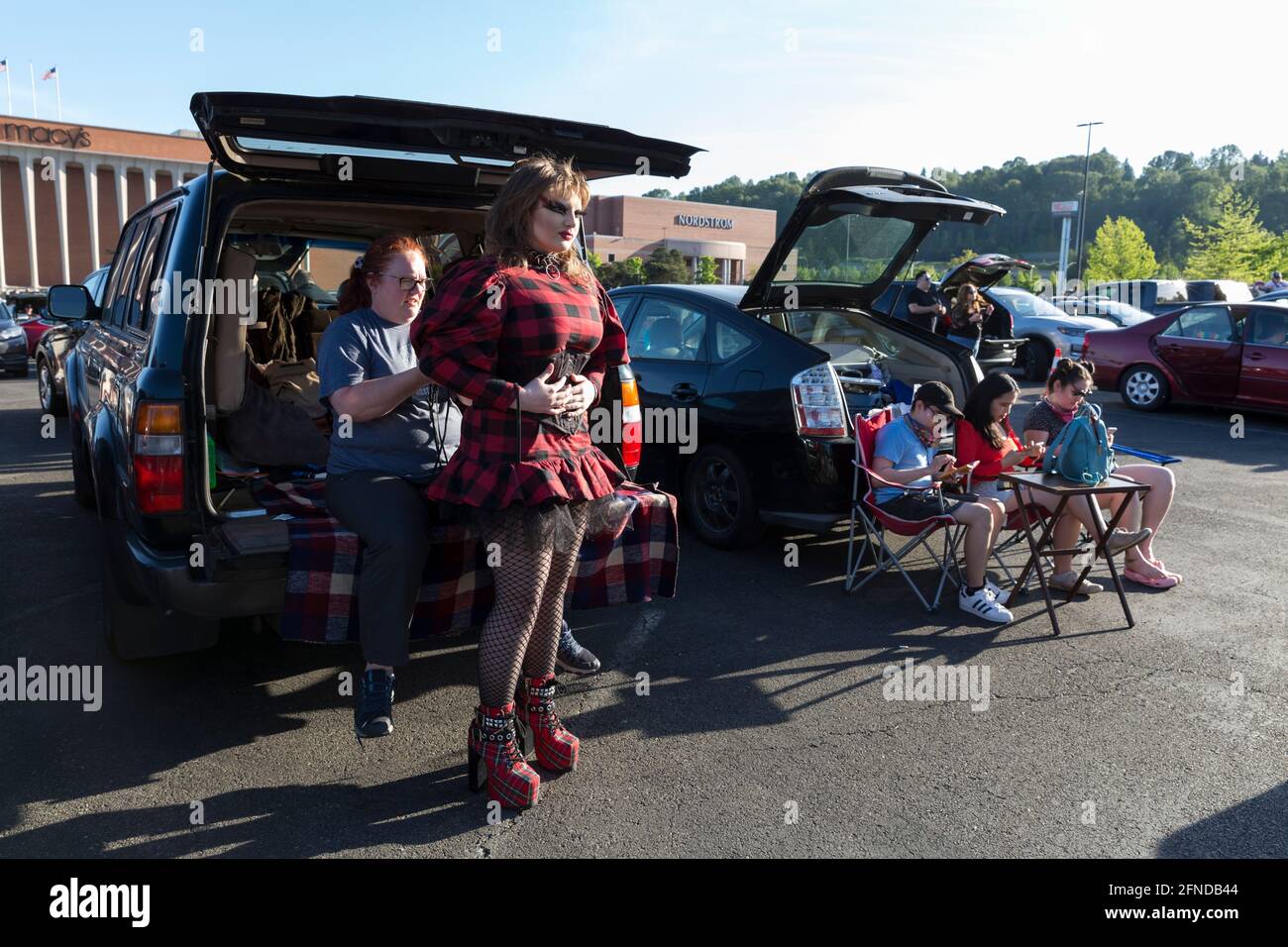 Jessica Wilmot, une artiste locale en drag, obtient l'aide de sa mère Paula Wilmot avec un corset à Drive N Drag sauve 2021 à Seattle le samedi 15 mai 20 Banque D'Images