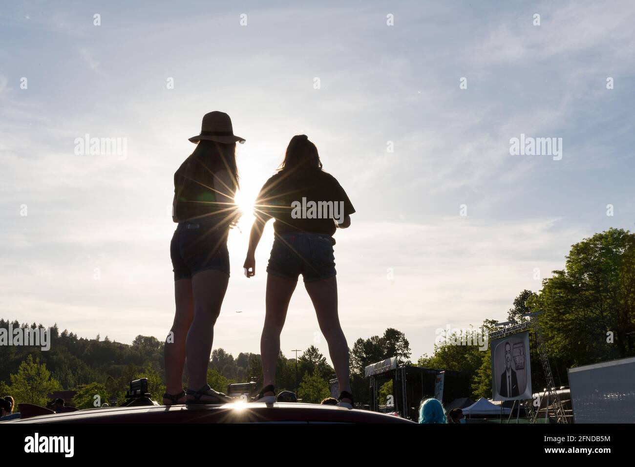Les participants grimpent sur une voiture alors que le spectacle commence à Drive N Drag enregistre 2021 à Seattle le samedi 15 mai 2021. La tournée nationale sur le thème du super-héros Banque D'Images