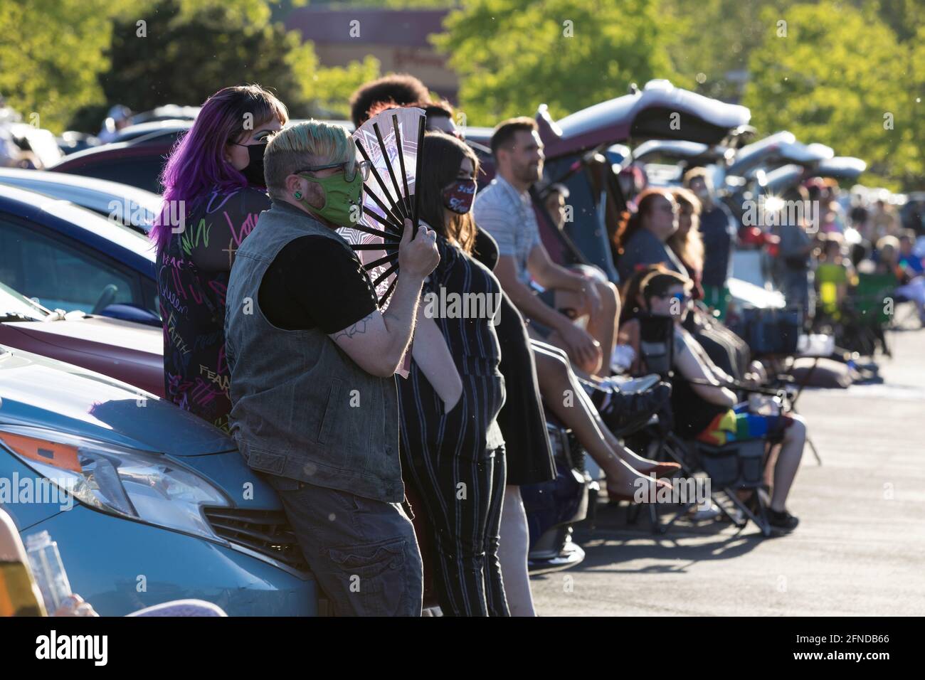Les participants attendent que le spectacle commence à Drive N Drag enregistre 2021 à Seattle le samedi 15 mai 2021. Visite nationale sur le thème du super-héros Banque D'Images