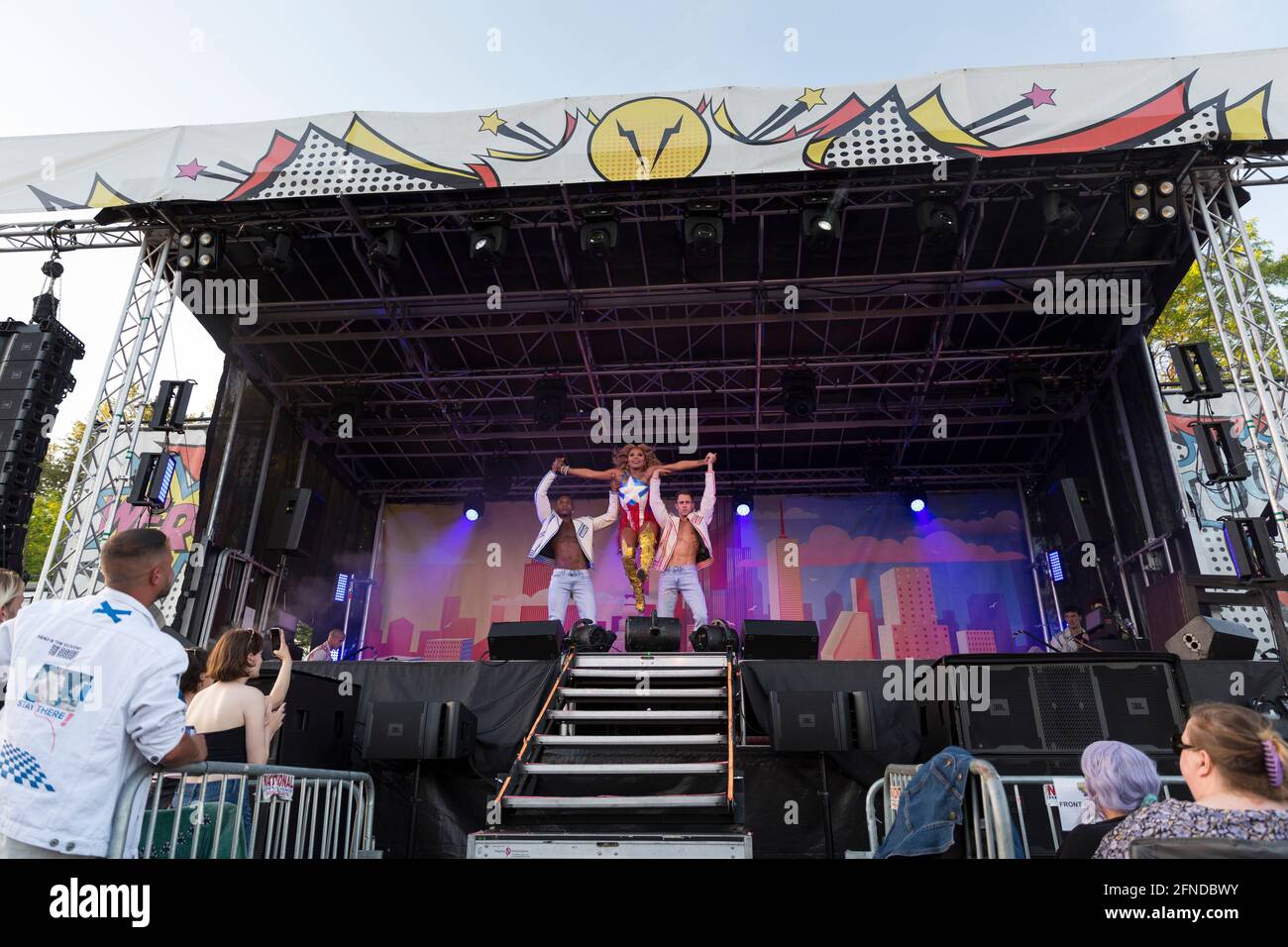 Drag queen Vanessa Vanjie Mateo (José Cancel) se produit à Drive N Drag enregistre 2021 à Seattle le samedi 15 mai 2021. Le super-héros national Banque D'Images