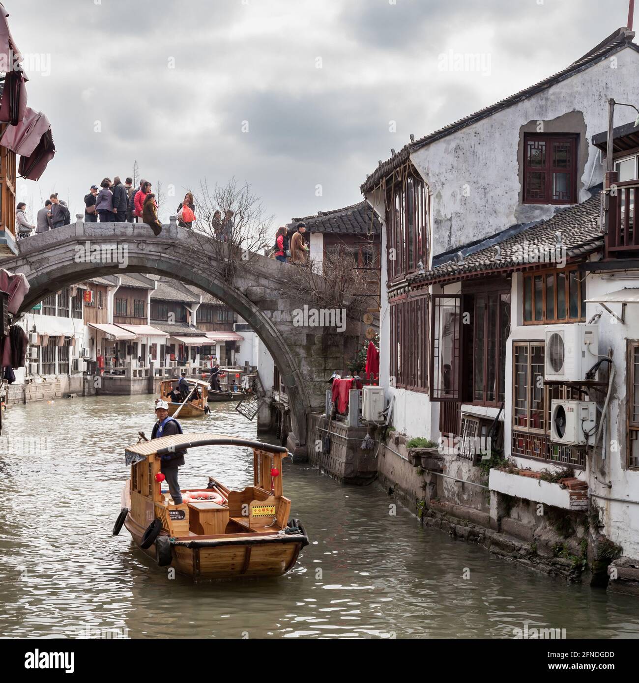 Transport d'eau sous pont dans la vieille ville de Shanghai de Zhuijiaojiao Banque D'Images