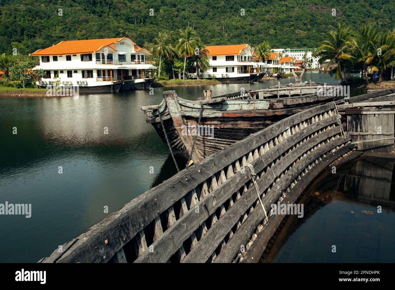 Un lac avec de vieux bateaux de mer abandonnés dans la jungle de la Thaïlande. Banque D'Images