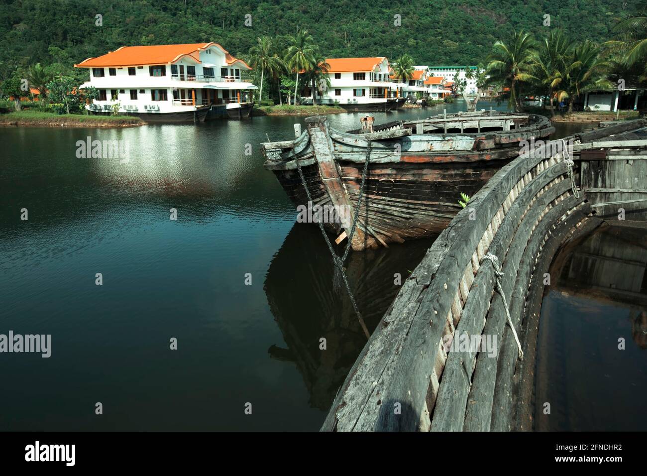 Un lac avec des bateaux de mer abandonnés dans la jungle thaïlandaise. Banque D'Images