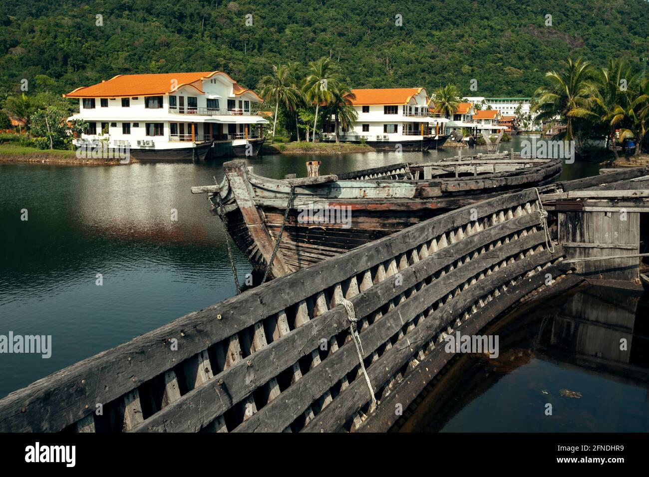 Vue sur le lac avec de vieux bateaux abandonnés dans la jungle thaïlandaise. Banque D'Images