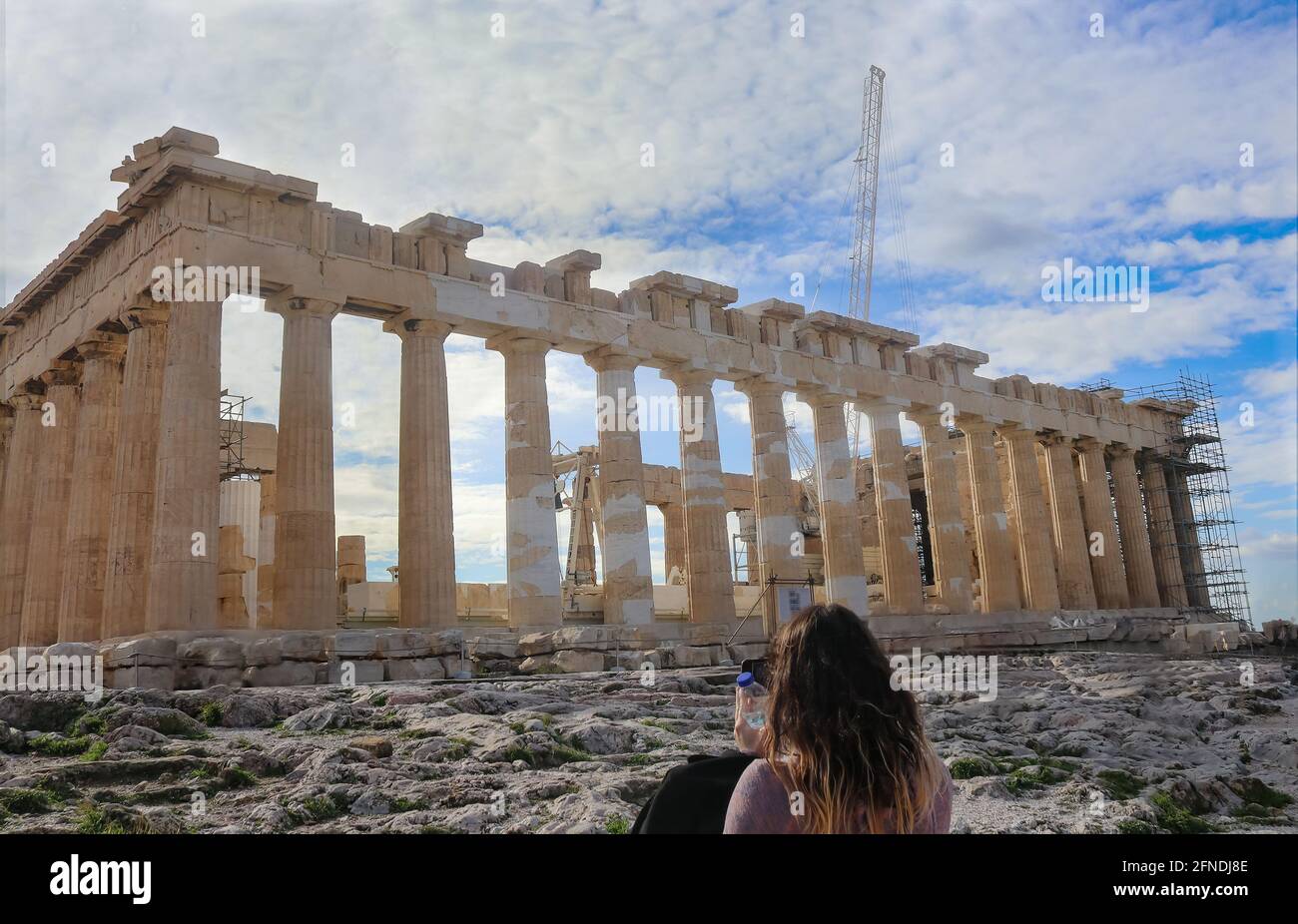 Femme touriste prend la photo du Parthénon à Athènes avec une tablette contre le ciel bleu avec des nuages Banque D'Images