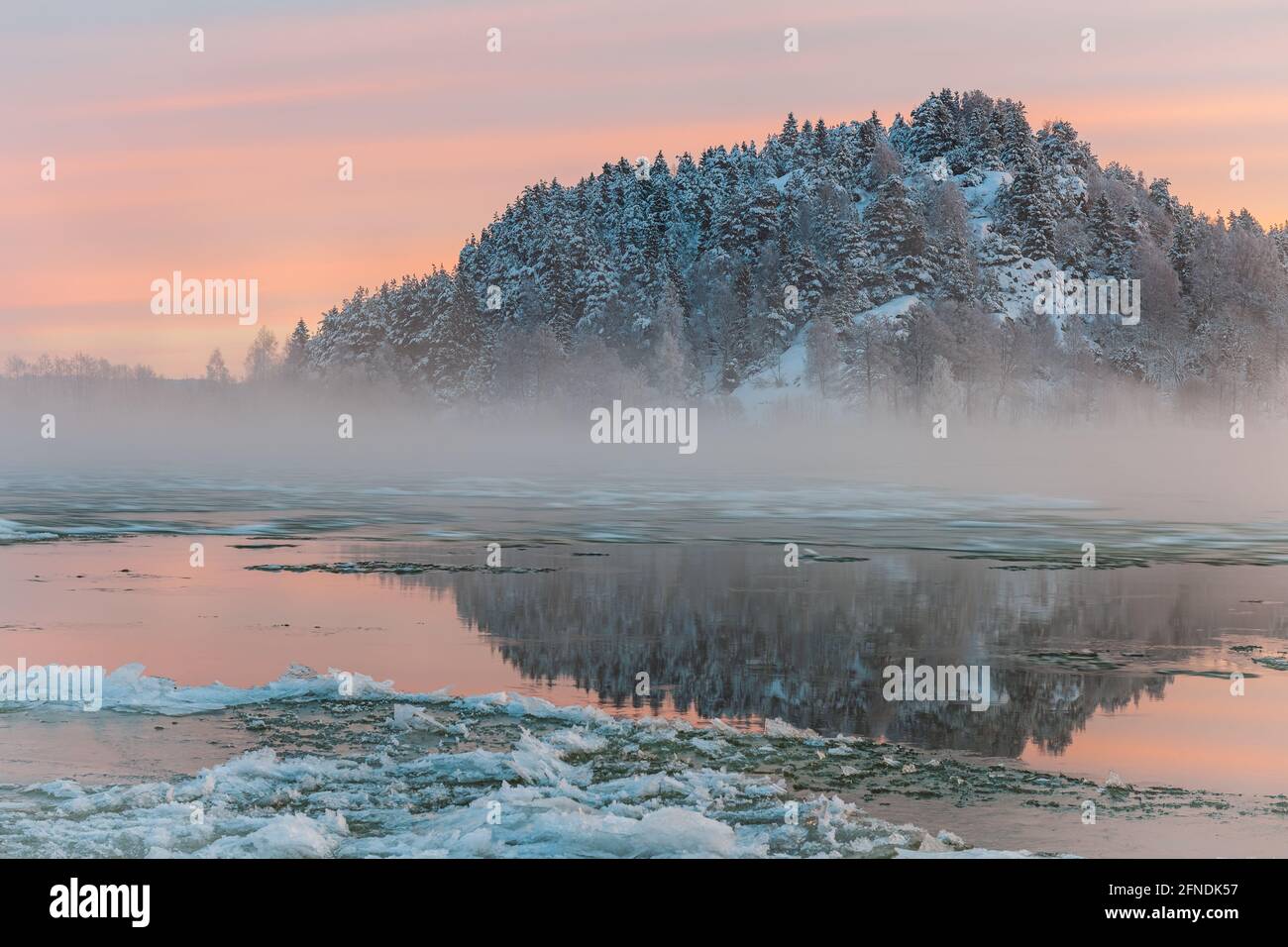 Glace et brume sur la rivière d'hiver Banque D'Images