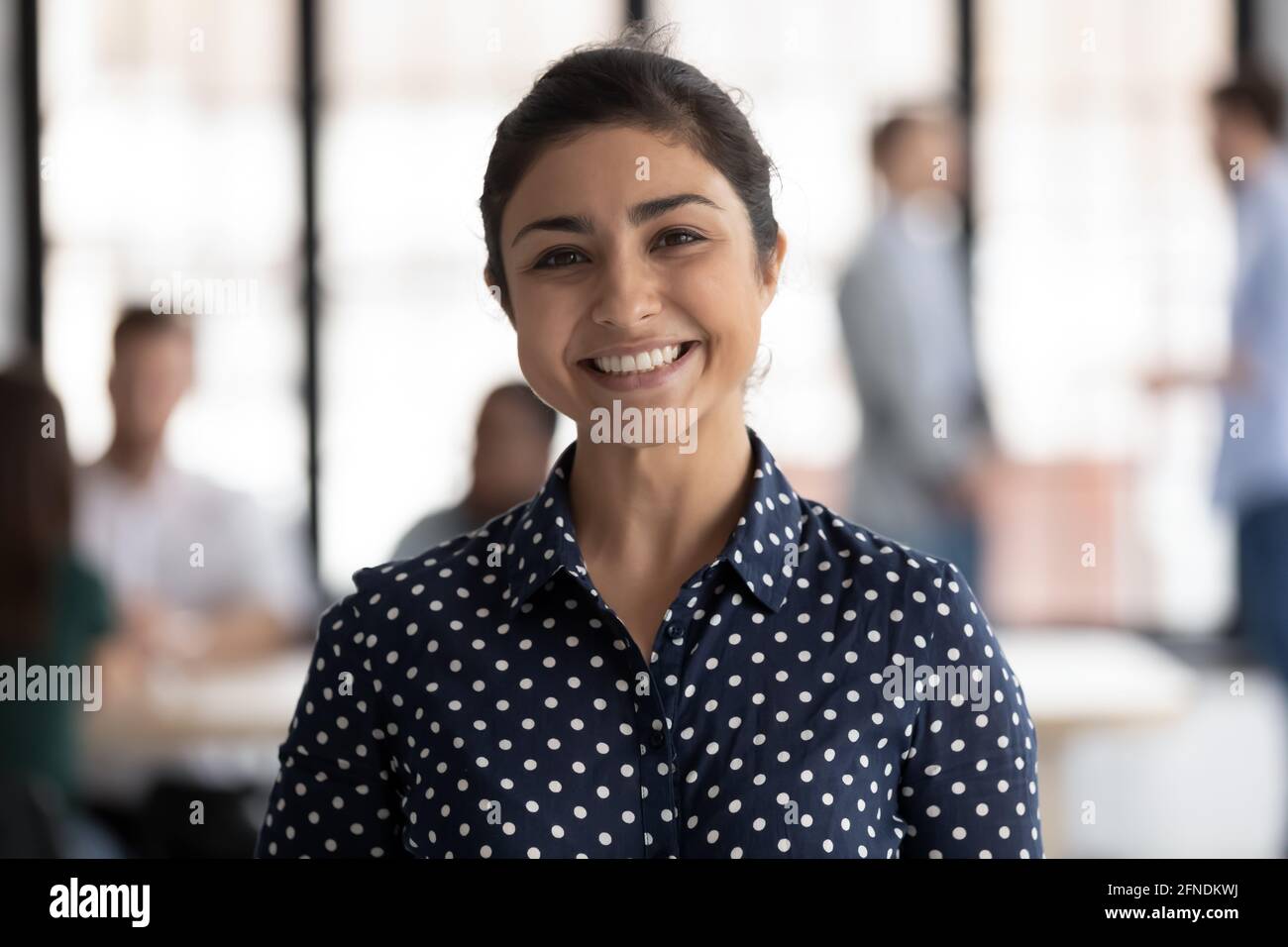 Portrait d'entreprise d'une femme indienne heureuse chef d'équipe Banque D'Images