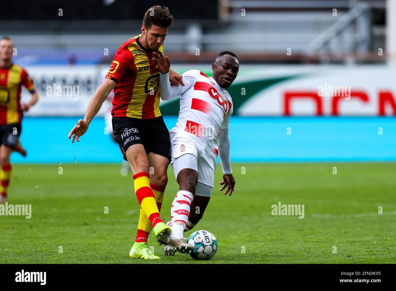 MECHELEN, BELGIQUE - 16 MAI : Jordi Vanlerberghe de KV Mechelen et Jackson Muleka de Standard Liège bataille pour possession pendant le match Jupiler Pro League entre KV Mechelen et Standard Liège à AFAS Stadion le 16 mai 2021 à Mechelen, Belgique (photo de Herman Dingler/Orange Pictures) Banque D'Images