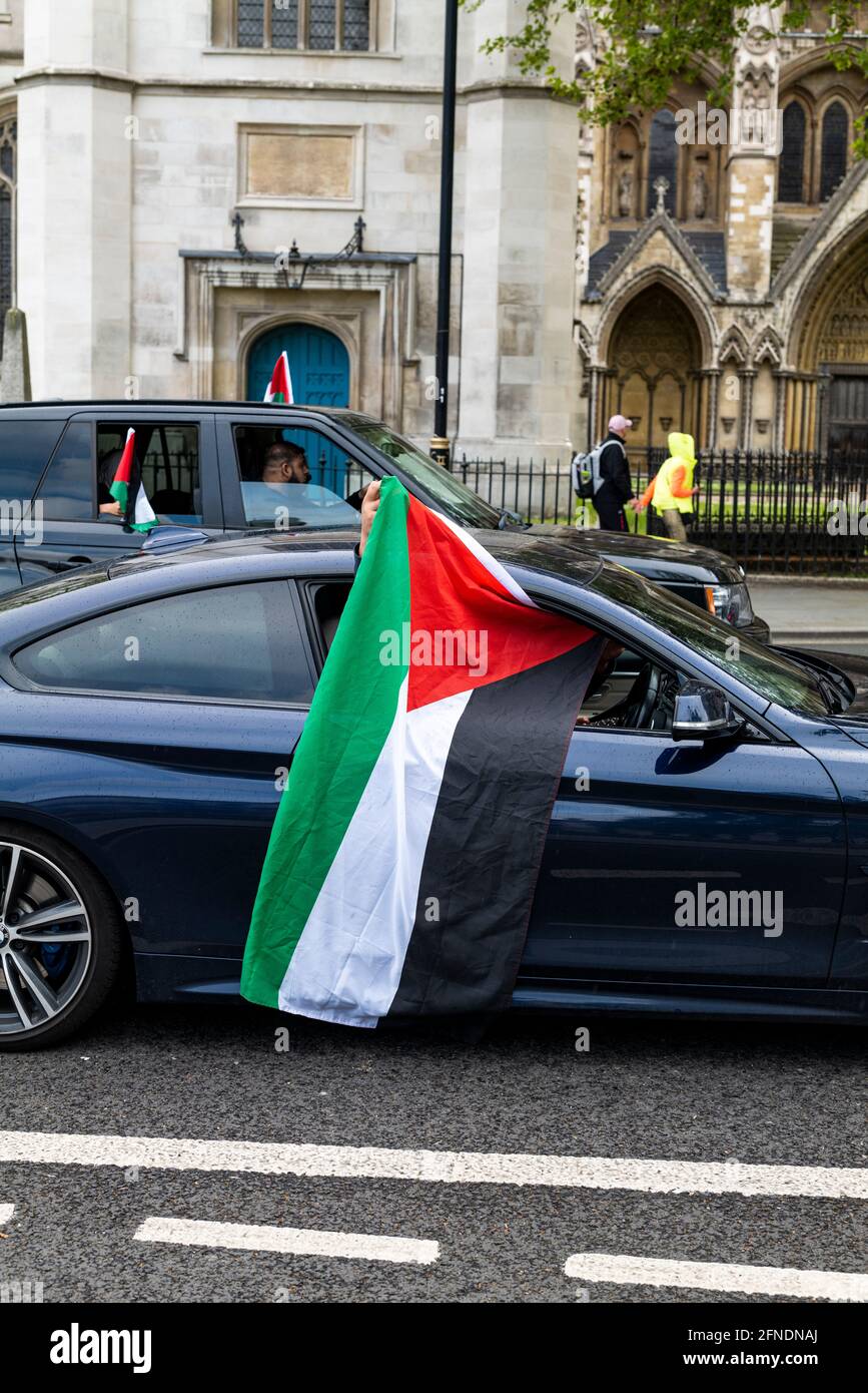 Londres, Angleterre, 16 mai 2021. Les manifestants se rassemblent en voiture pour bloquer les routes principales entre Londres Piccadilly et le Parlement. Les manifestants appellent à la fin de l'invasion terrestre israélienne à Gaza. Crédit: Bruno Korbar / Alay Banque D'Images