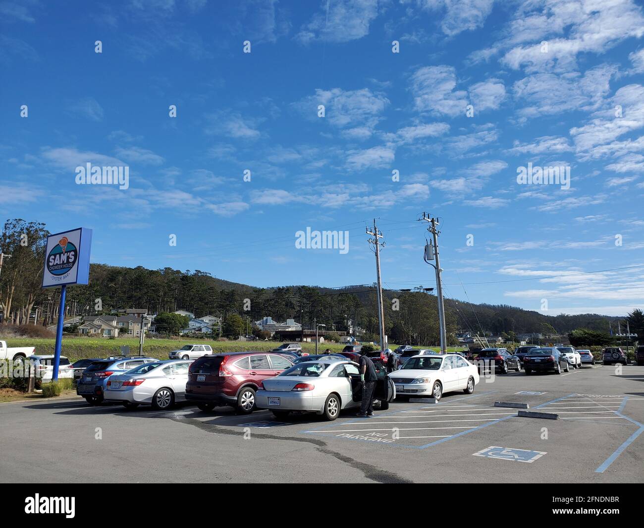 Gros plan de personnes et de voitures dans le parc de stationnement de sam's Chowder House à Half Moon Bay, Californie, le 30 janvier 2021. () Banque D'Images