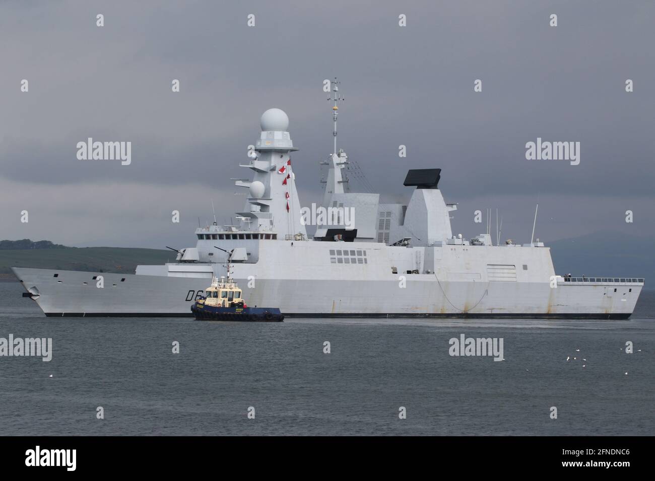 FS Forbin (D620), un destroyer de défense aérienne de classe Horizon exploité par la Marine française, partant de Fairlie sur le Firth de Clyde pour participer aux exercices militaires Strike Warrior, joint Warrior 21-1, et formidable Shield 2021. Elle a été aidée de son poste d'amarrage à Fairlie Pier par deux remorqueurs Clyde Marine Services, dont Bruiser (tel qu'illustré). Banque D'Images