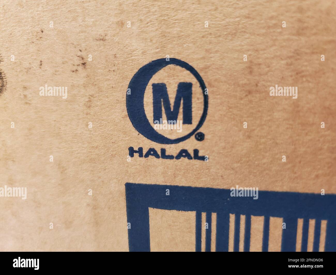 Gros plan d'un colis labellisé avec la marque du Conseil islamique d'alimentation et de nutrition d'Amérique (IFANCA) (un cercle croissant joint « M » et le mot « HALAL ») photographié à Lafayette, Californie, le 22 janvier 2021. () Banque D'Images