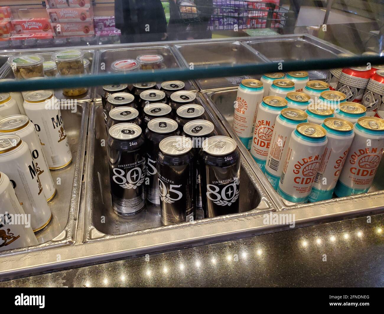 Gros plan de boissons en conserve, y compris Modelo Especial, 805 Original, Golden State Cider et Budweiser, Dans des plateaux buffet de salades rafraîchissants dans un marché de Whole Foods à Lafayette, Californie, 8 janvier 2021. () Banque D'Images