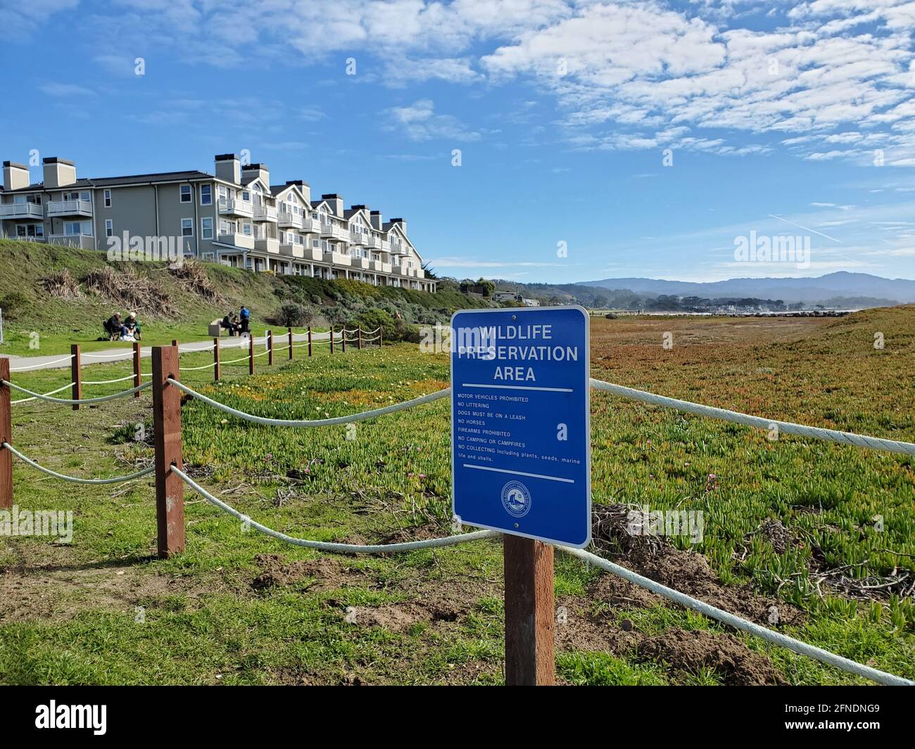 Gros plan d'un panneau portant la mention « Wildlife Reservation Area » avec vue sur l'hôtel Beach House en arrière-plan à Half Moon Bay, Californie, le 30 janvier 2021. () Banque D'Images