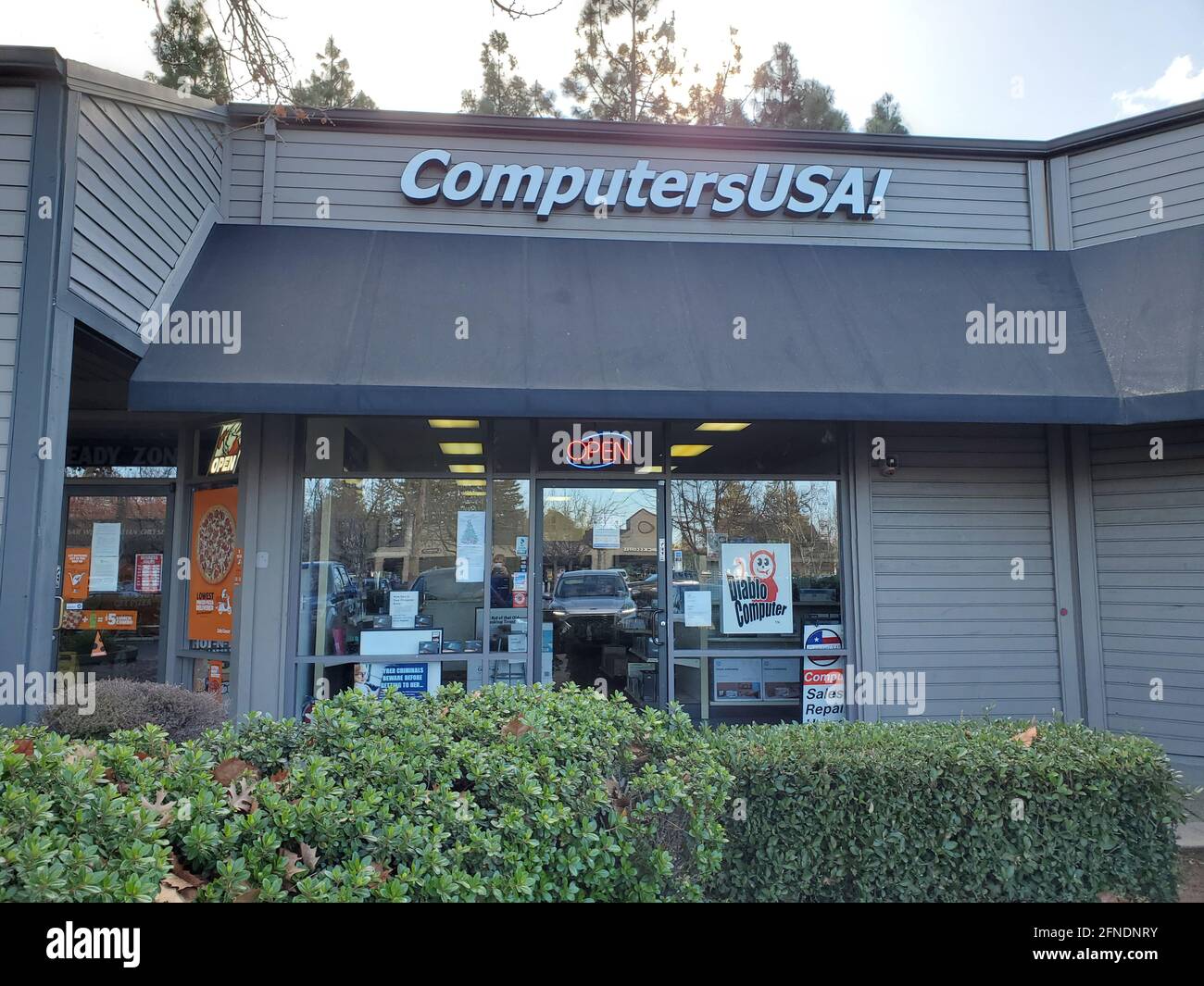 Vue de face de l'entrée du ComputersUSA! Magasin d'ordinateurs avec le signe ci-dessus à Clayton, Californie, le 20 février 2021. () Banque D'Images