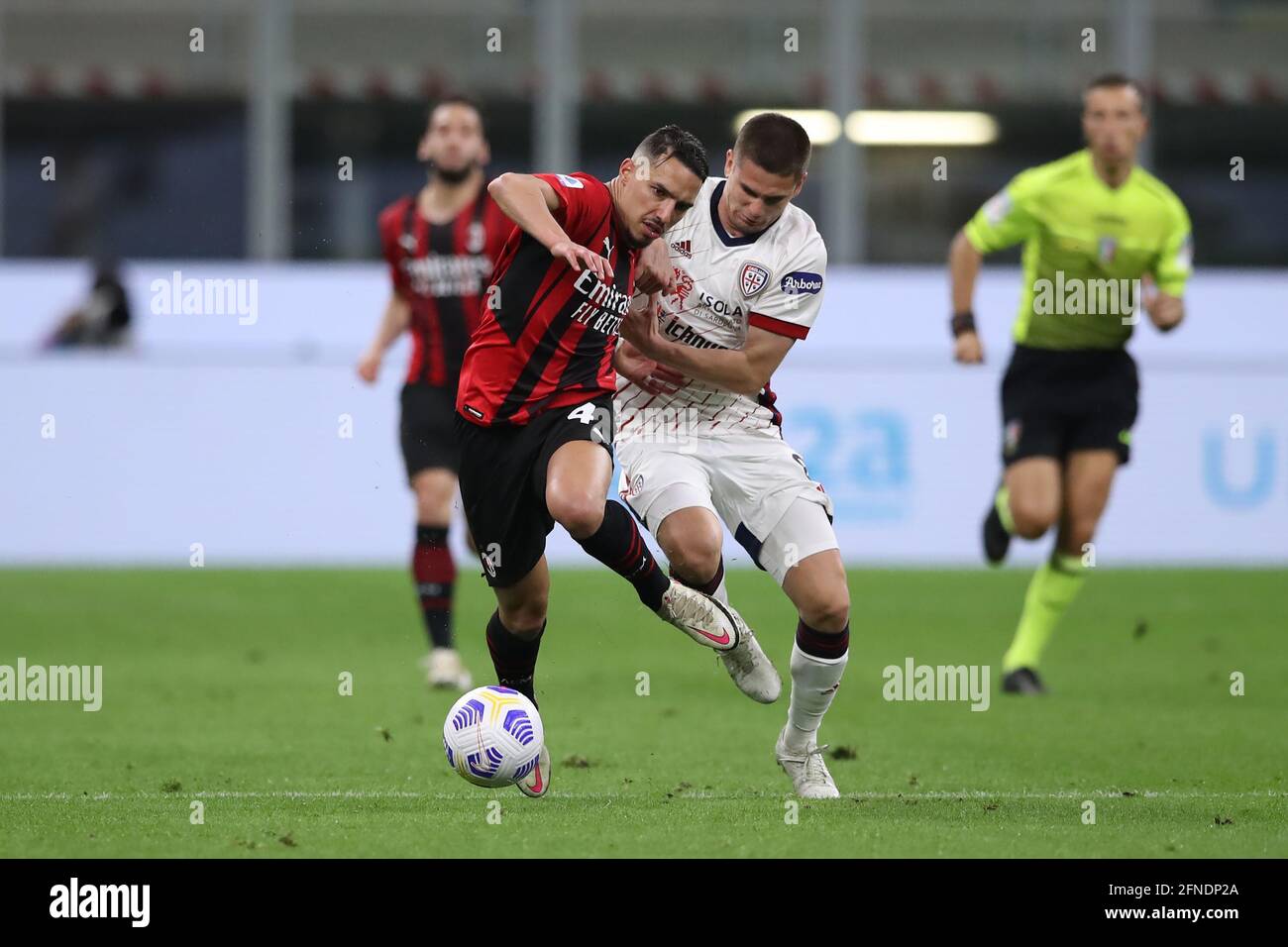 Milan, Italie, 16 mai 2021. Razvan Marin de Cagliari tussles avec Ismael Bennacer de l'AC Milan pendant la série UN match à Giuseppe Meazza, Milan. Le crédit photo devrait se lire: Jonathan Moscrop / Sportimage Banque D'Images