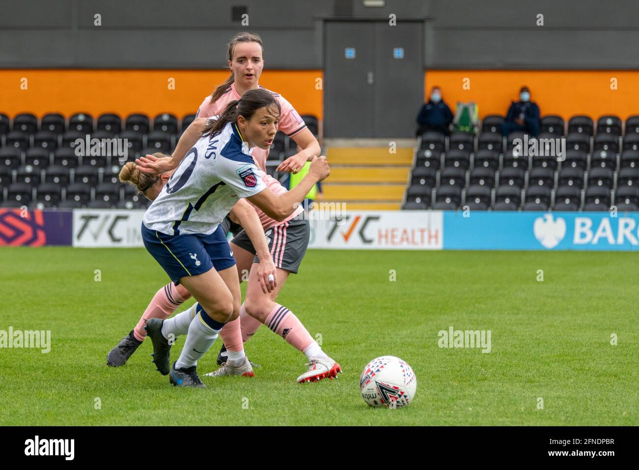 Londres, Royaume-Uni. 16 mai 2021. Rachel Williams (10 Tottenham Hotspur) passe devant un défenseur lors du match de la Vitality Womens FA Cup entre Tottenham Hotspur et Sheffield United au Hive, à Londres, en Angleterre. Crédit: SPP Sport presse photo. /Alamy Live News Banque D'Images