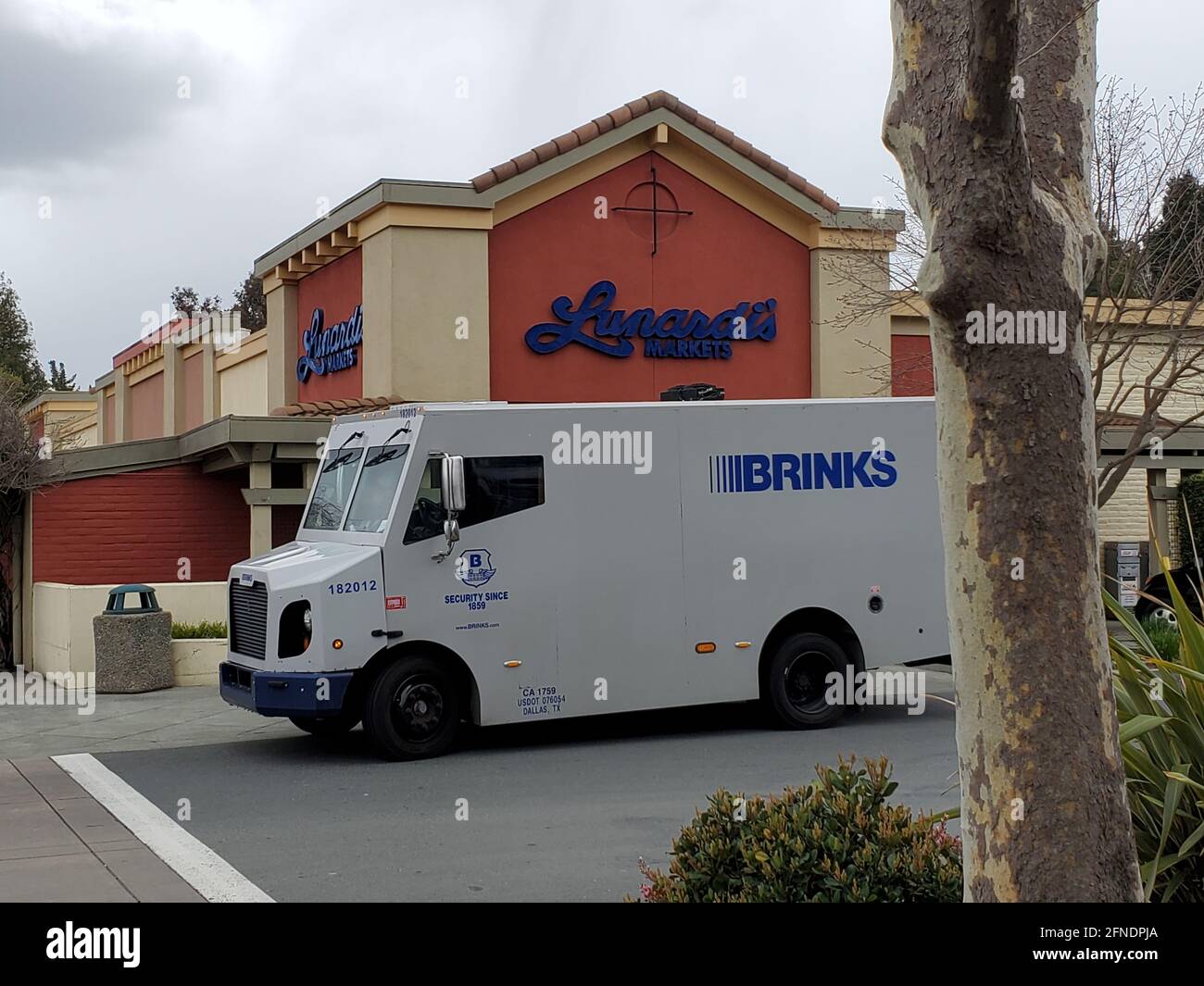 Vue en profil d'un camion blindé de Brink stationné devant les marchés de Lunardi, au centre commercial Palos Verdes de Walnut Creek, en Californie, le 15 mars 2021. () Banque D'Images