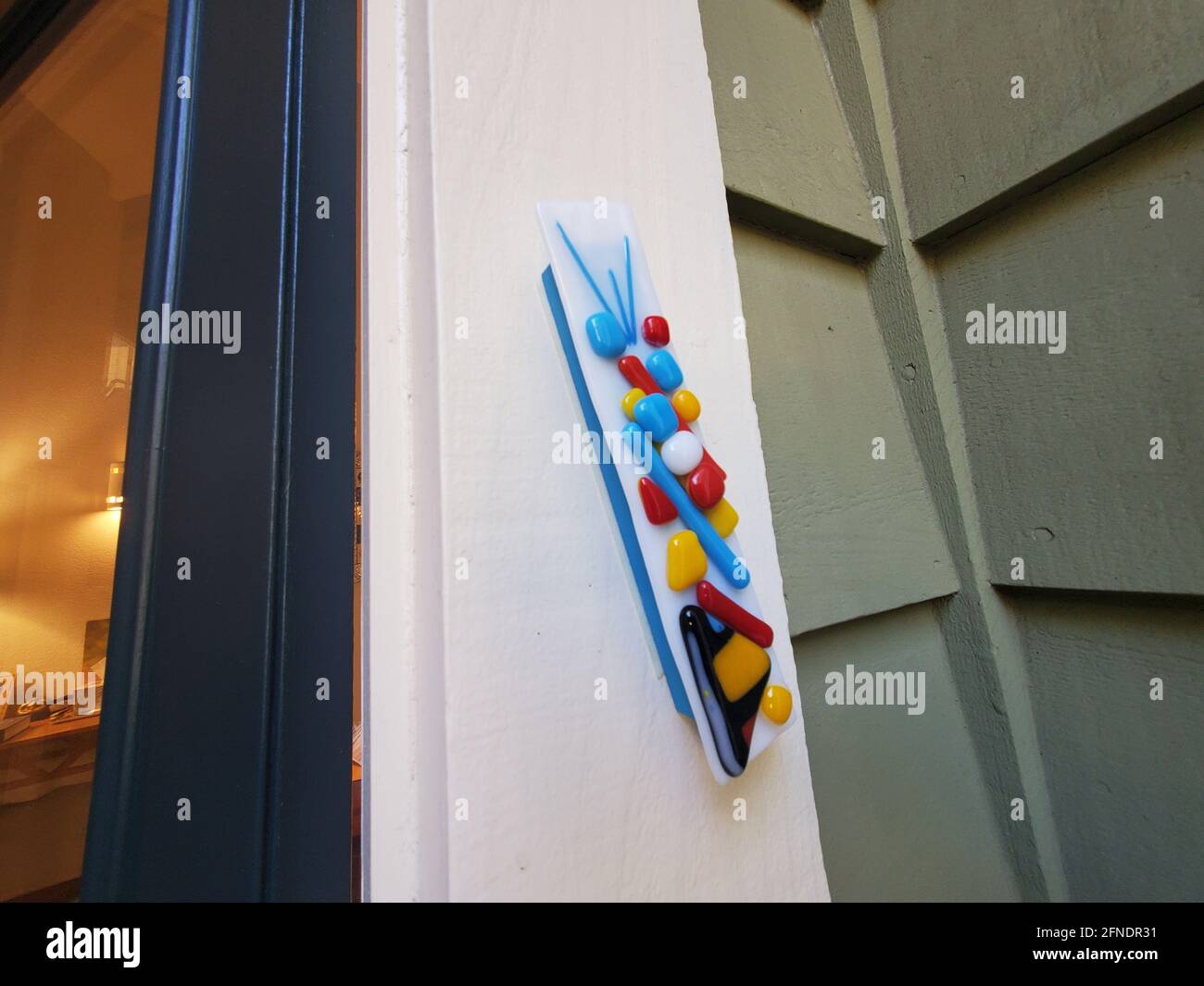 Gros plan d'une mezuzah colorée attachée à une porte résidentielle à Lafayette, Californie, le 27 mars 2021. () Banque D'Images