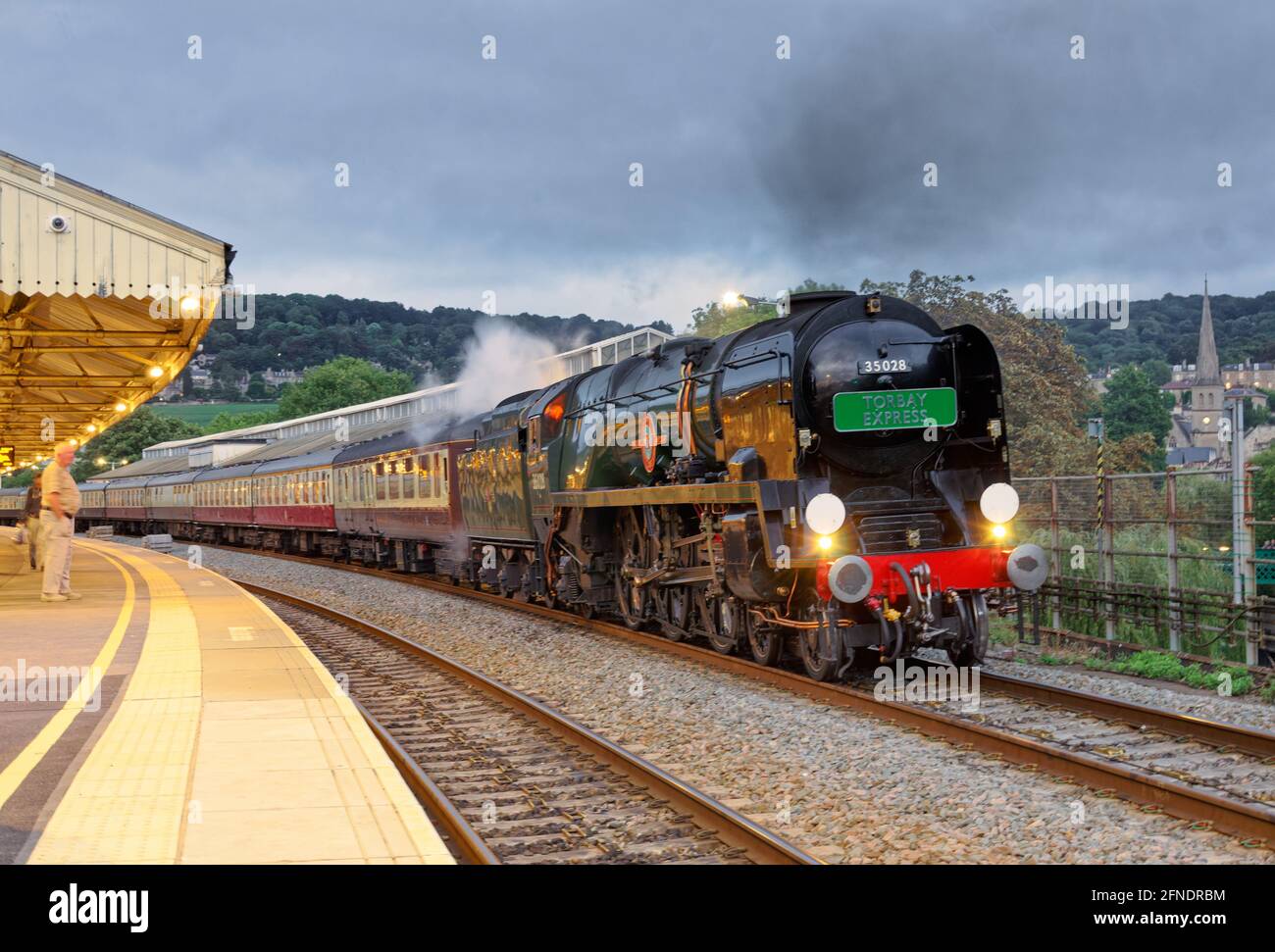 Train à vapeur à la gare de Bath Spa en fin de soirée (ligne clan) Banque D'Images