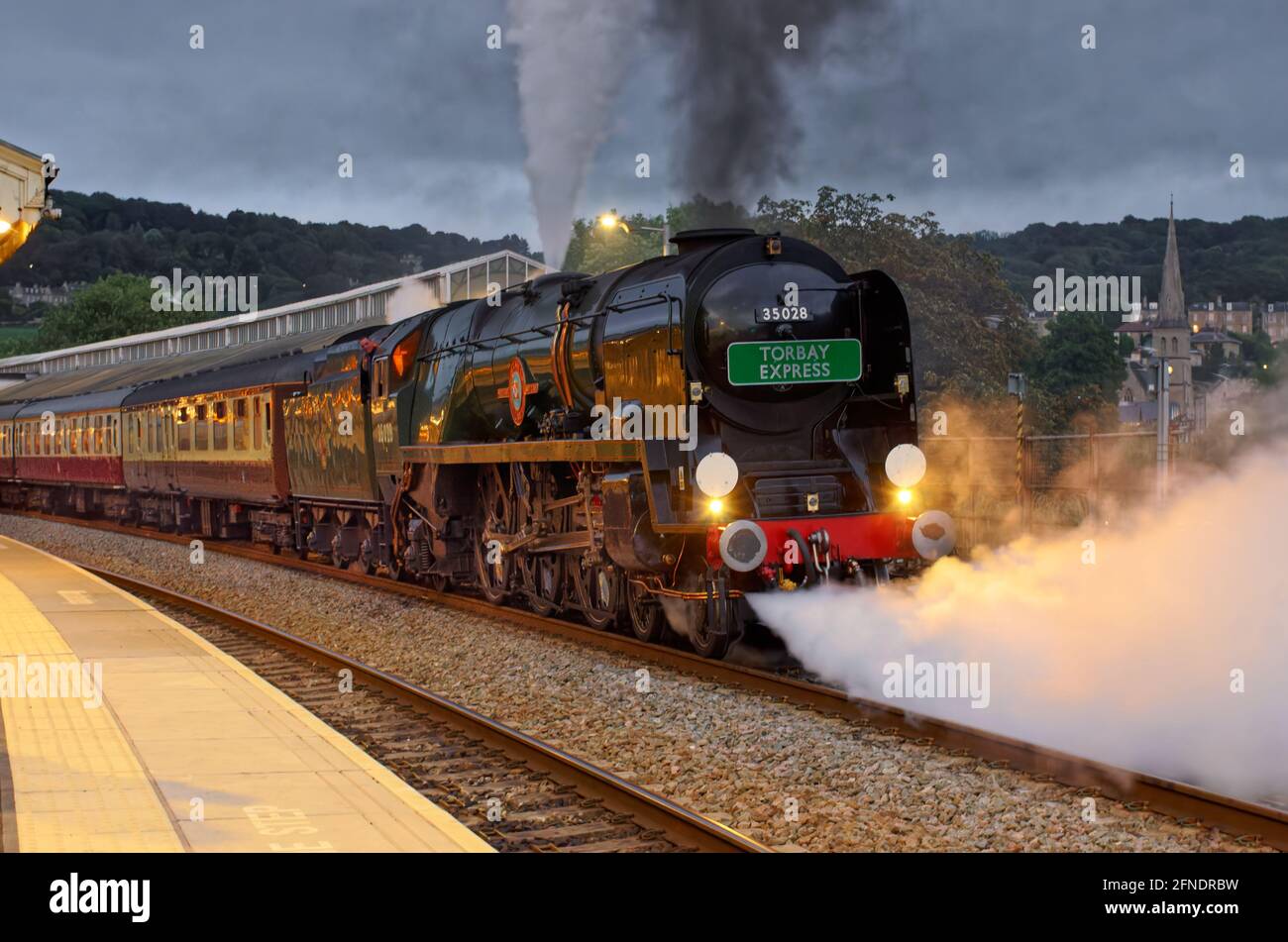 Train à vapeur à la gare de Bath Spa en fin de soirée (ligne clan) Banque D'Images