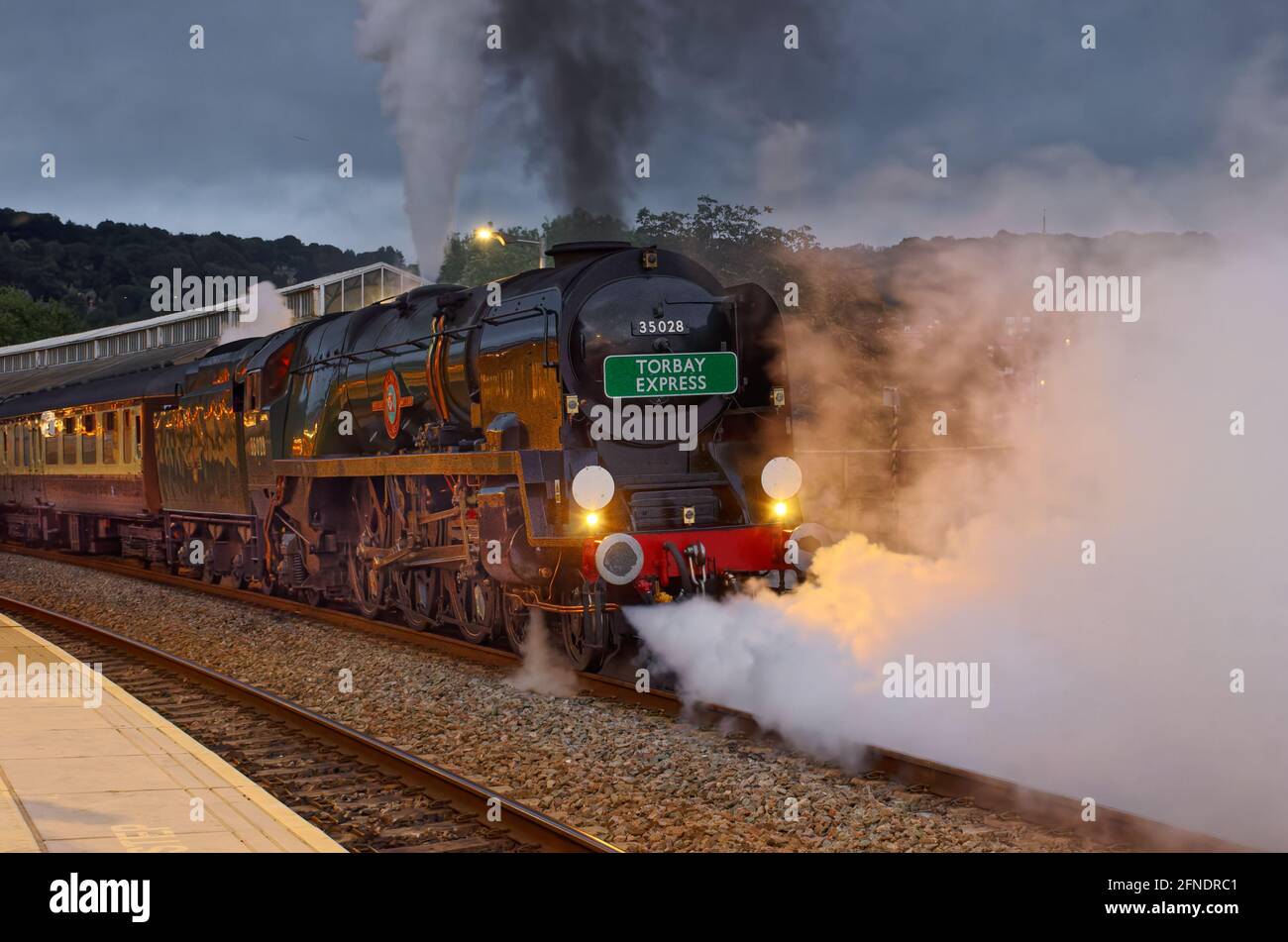 Train à vapeur à la gare de Bath Spa en fin de soirée (ligne clan) Banque D'Images