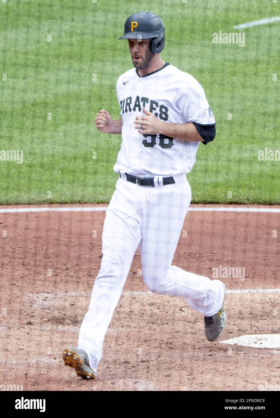 Pittsburgh, États-Unis. 16 mai 2021. Pittsburgh Pirates Catcher Jacob Stallings (58) traverse la plaque d'accueil nouant le score à 1-1 dans le quatrième repas contre les San Francisco Giants au PNC Park le dimanche 16 mai 2021 à Pittsburgh. Photo par Archie Carpenter/UPI crédit: UPI/Alay Live News Banque D'Images