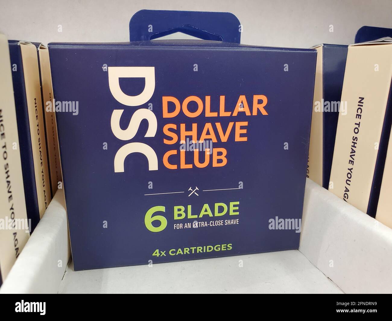 Gros plan sur un emballage de recharge de cartouche de rasoir « Follar Shave Club 6 Blade » sur une étagère de magasin à Walnut Creek, Californie, le 2 avril 2021. () Banque D'Images