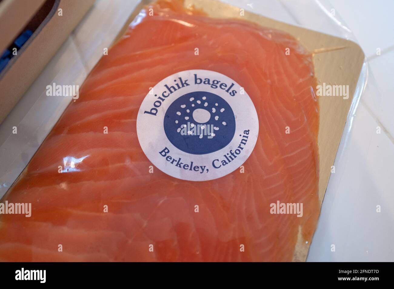 Gros plan d'un paquet de saumon lox portant le logo Boichik bagels sur l'emballage en plastique à Lafayette, en Californie, le 13 décembre 2020. () Banque D'Images