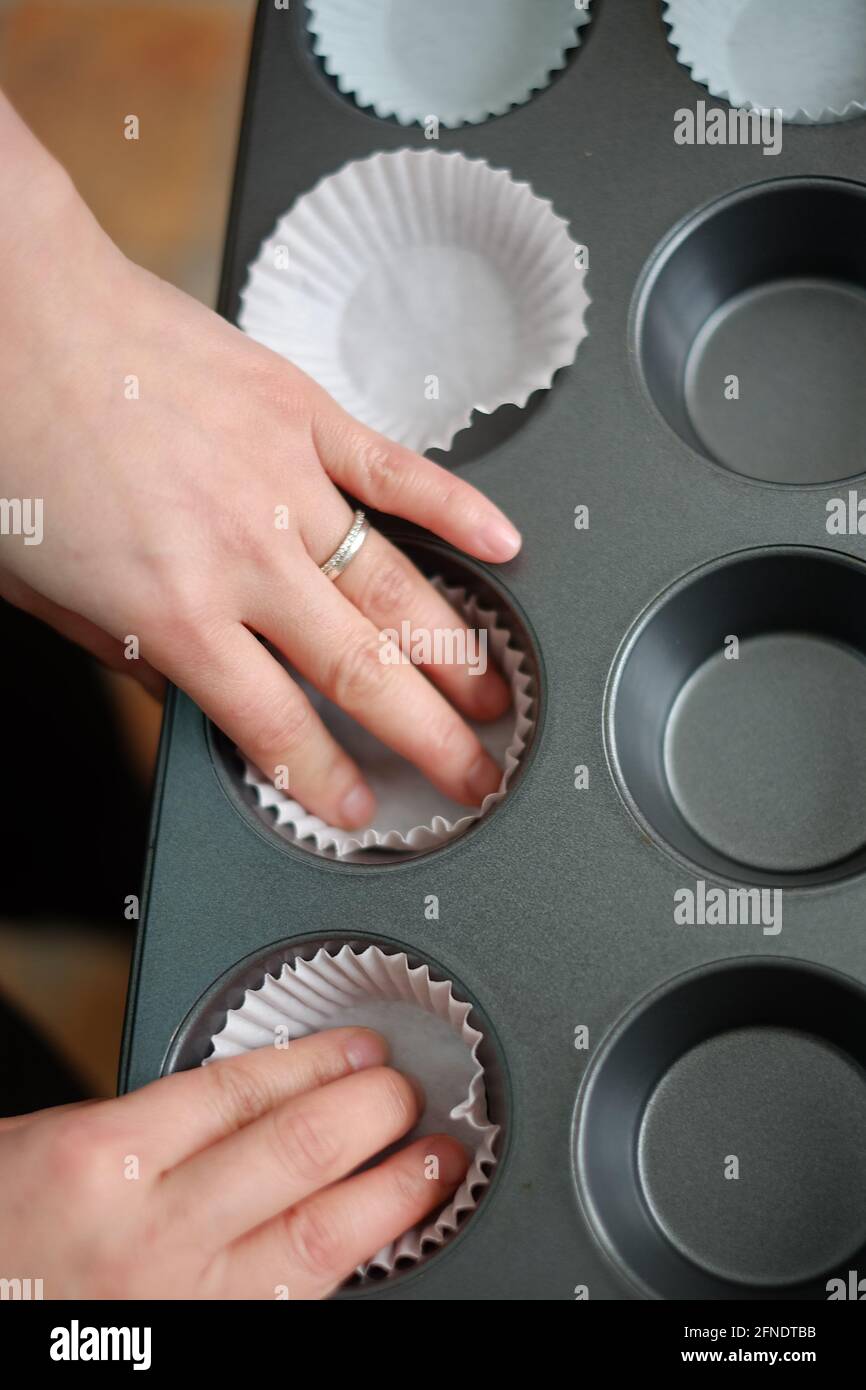 Femme philippine asiatique qui a fait des tasses de papier à gâteau à la maison à Ottawa, Ontario, Canada Banque D'Images