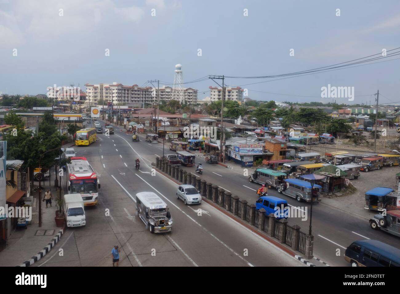 Avenue à six voies menant au Mall of Asia, Metro Manila, Philippines Banque D'Images