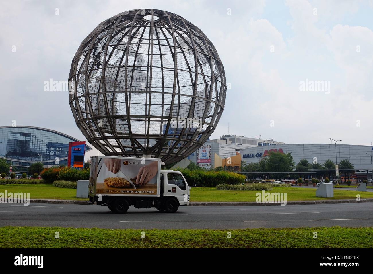 World Sculpture en face du Mall of Asia, Metro Manila, Philippines Banque D'Images