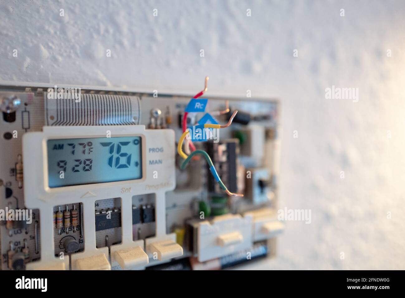Fixation de fils codés lors de l'installation de Google Nest Learning thermostat lors d'un projet de rénovation de maison intelligente à Lafayette, Californie, le 17 janvier 2021. () Banque D'Images