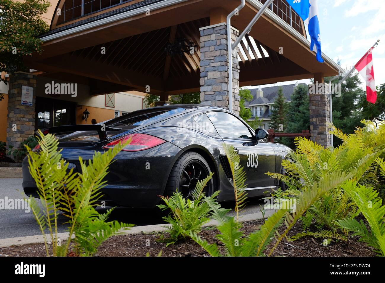 Voiture de sport Porsche noire garée devant un hôtel à Mont-Tremblant, dans les Laurentides, Québec, Canada Banque D'Images