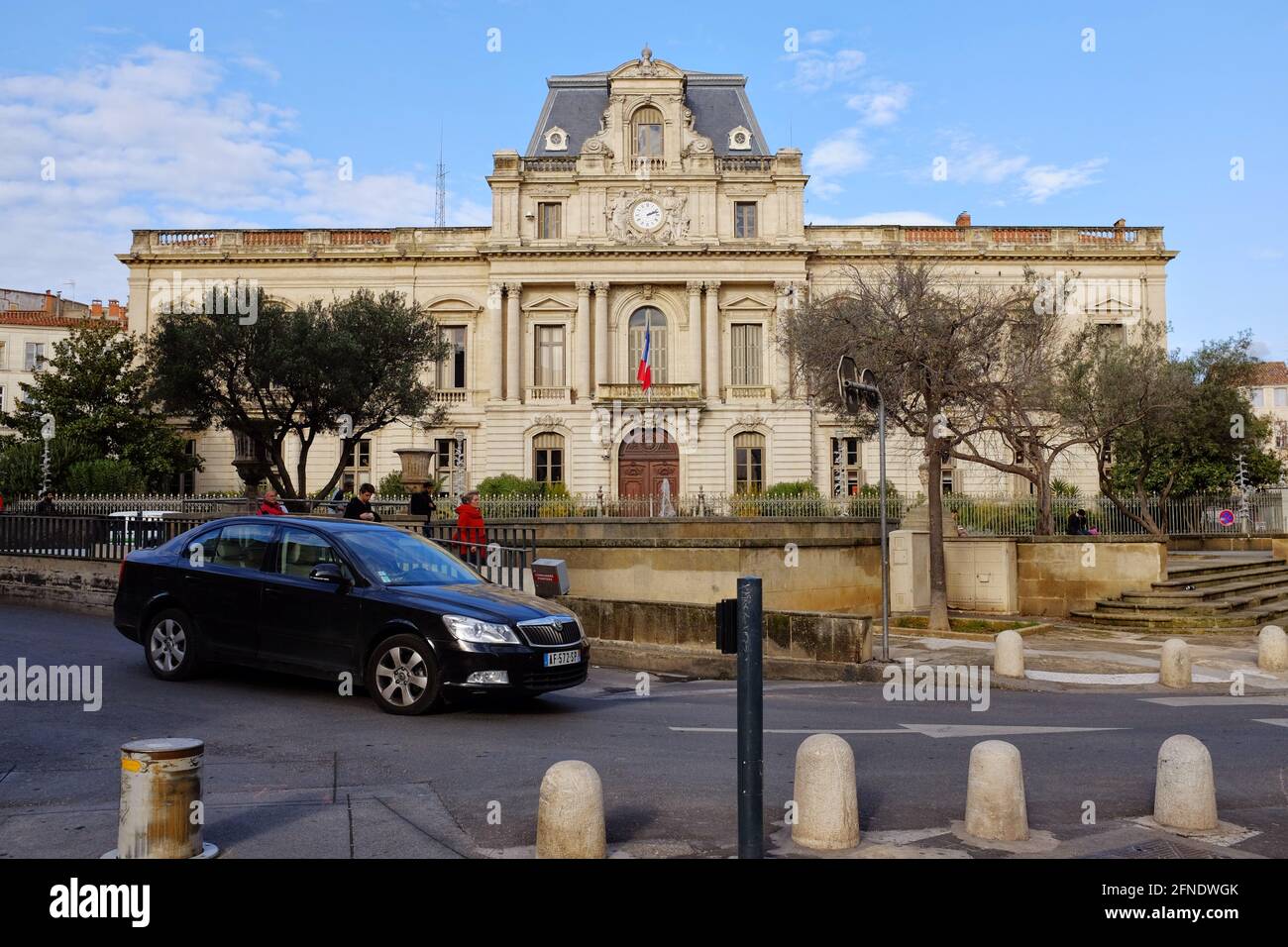 Voiture en face de la Préfecture de l'Hérault, centre-ville de Montpellier, Occitanie, Sud de la France Banque D'Images