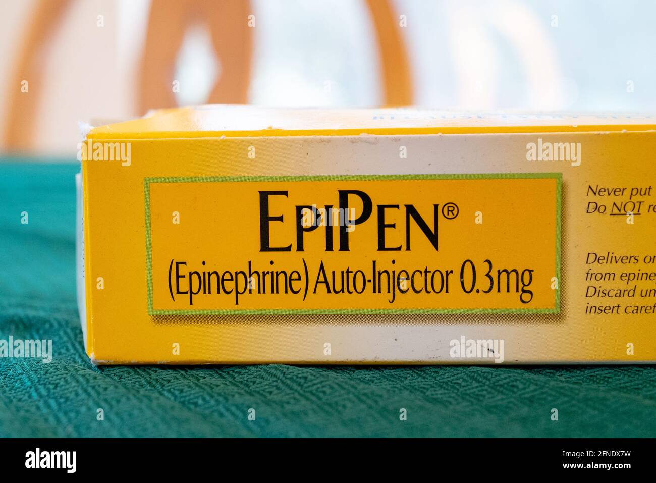 Gros plan d'un logo EpiPen sur une boîte d'auto-injecteur d'épinéphrine jaune, 17 février 2021. () Banque D'Images