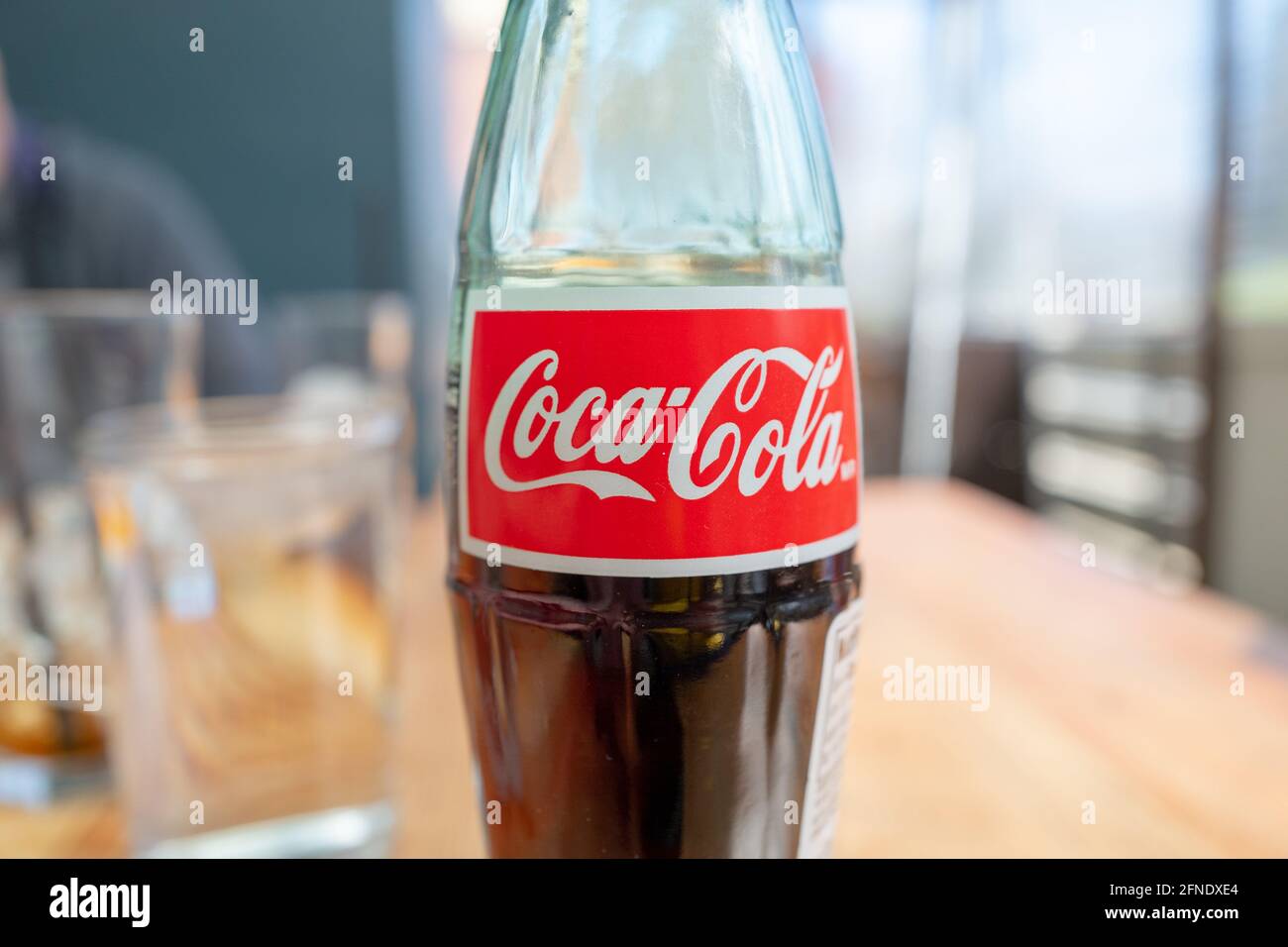 Gros plan du logo de Coca Cola sur une bouteille de verre dans un restaurant, Walnut Creek, Californie, 4 mars 2021. () Banque D'Images