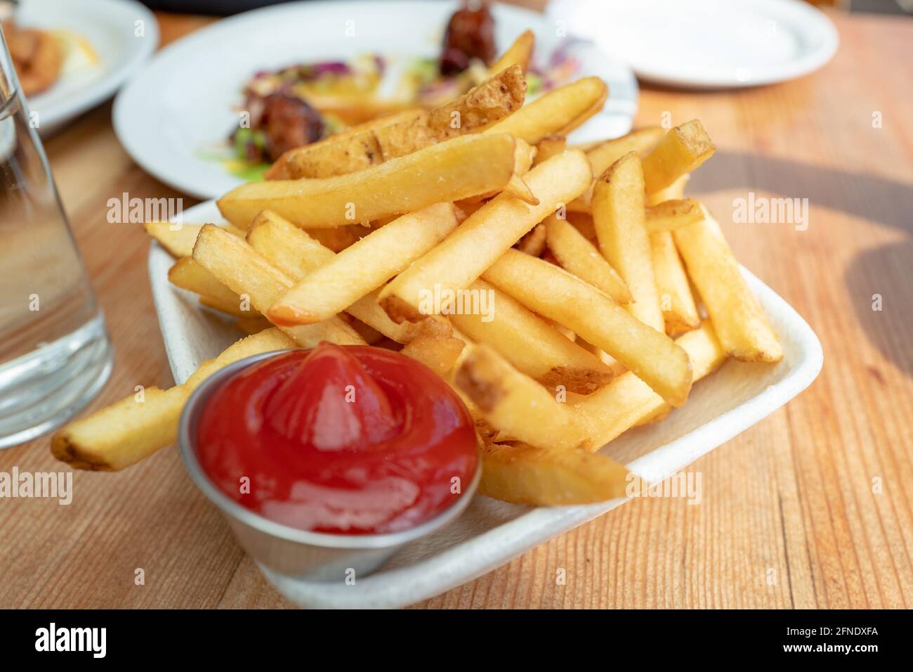 Assiette de frites et ketchup au restaurant Parada à Walnut Creek, Californie, 4 mars 2021. () Banque D'Images