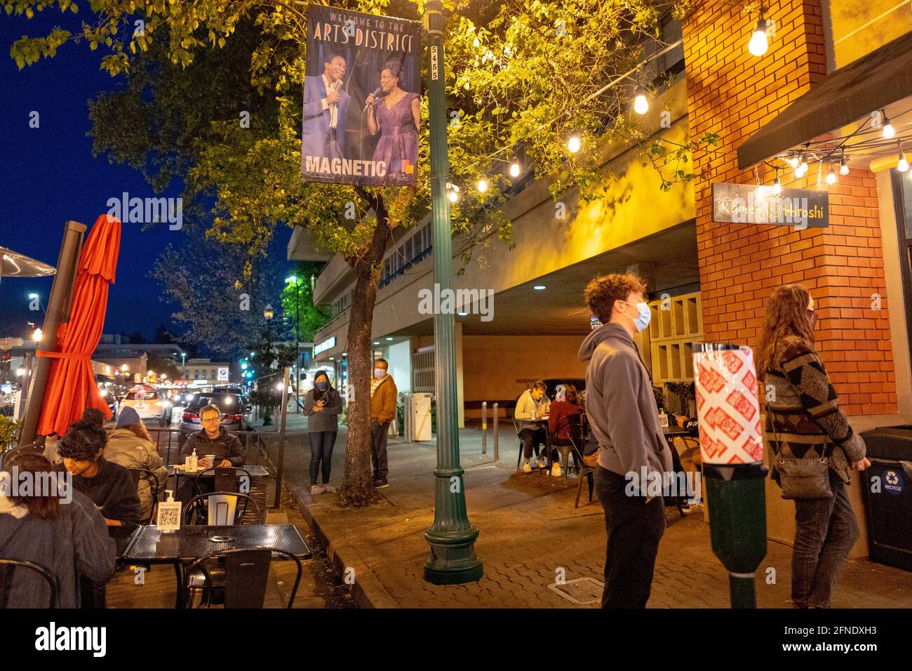 Les gens font la queue pour commander au restaurant Ramen Hiroshi la nuit dans le centre-ville de Walnut Creek, Californie, le 5 mars 2021. () Banque D'Images