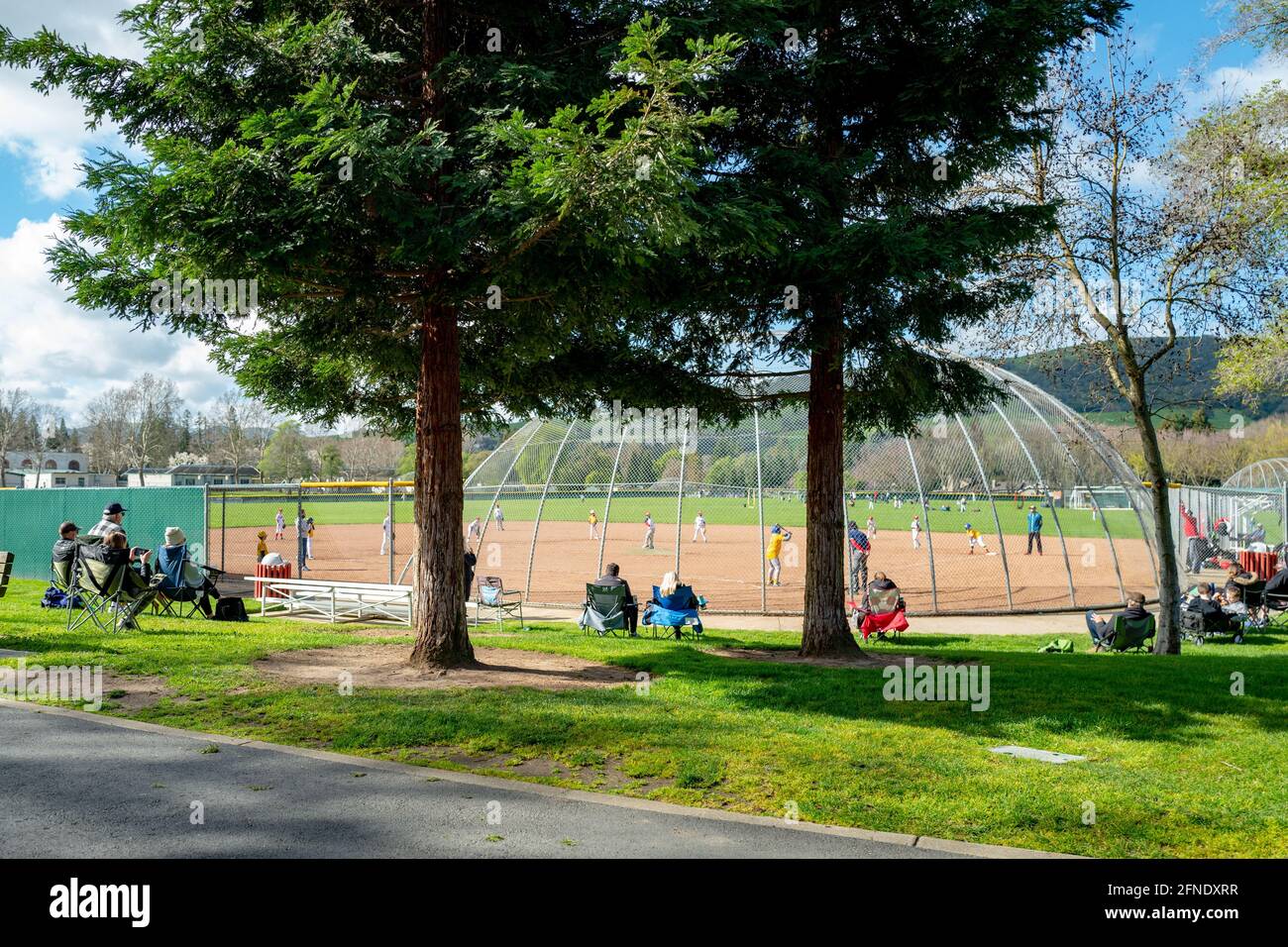 Le premier jour du printemps dans la région de la baie de San Francisco, à Danville, en Californie, des gens sont visibles pour assister à un match de base-ball de petite ligue dans Osage Station Park, le 20 mars 2021. () Banque D'Images