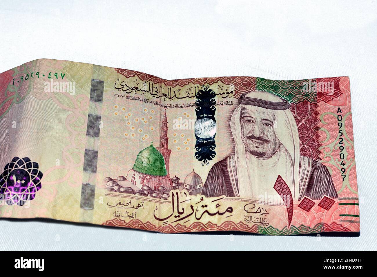 Arabie Saoudite 100 riyals billet, le riyal saoudien est la monnaie de l'Arabie Saoudite, royaume saoudien cent riyals avec la photo du roi Salman Bin Banque D'Images