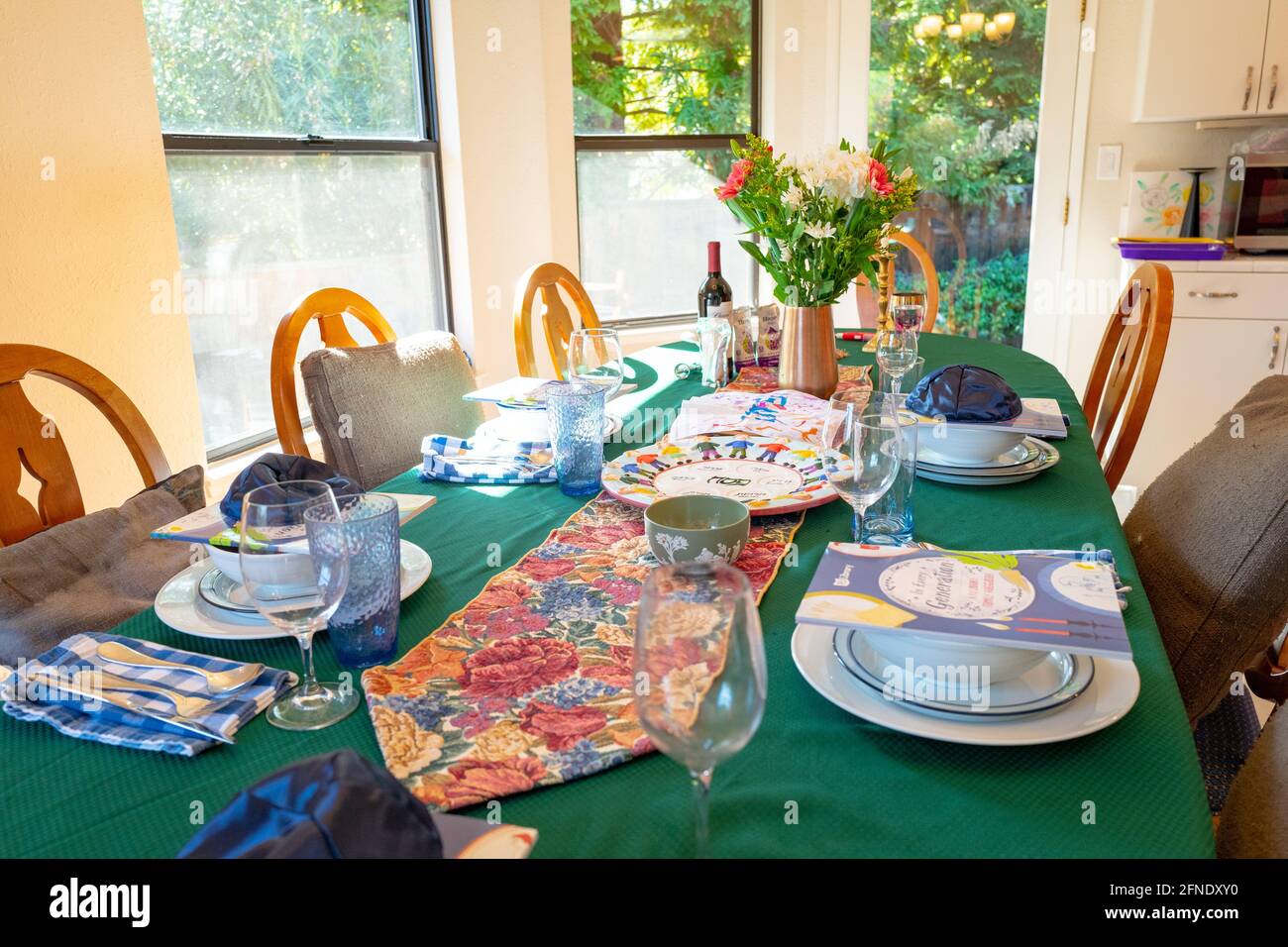 Table dans la maison de banlieue pour le repas rituel Seder pour le pesach de vacances (Pâque) dans le Judaïsme, Lafayette, Californie, 28 mars 2021. () Banque D'Images