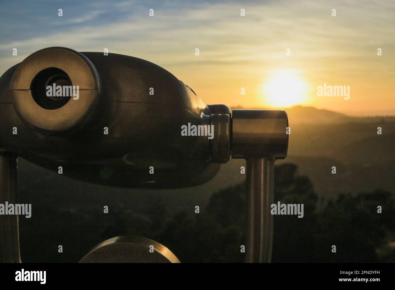 Gros plan d'un spectateur de la tour au coucher du soleil, à l'observatoire Griffith Banque D'Images