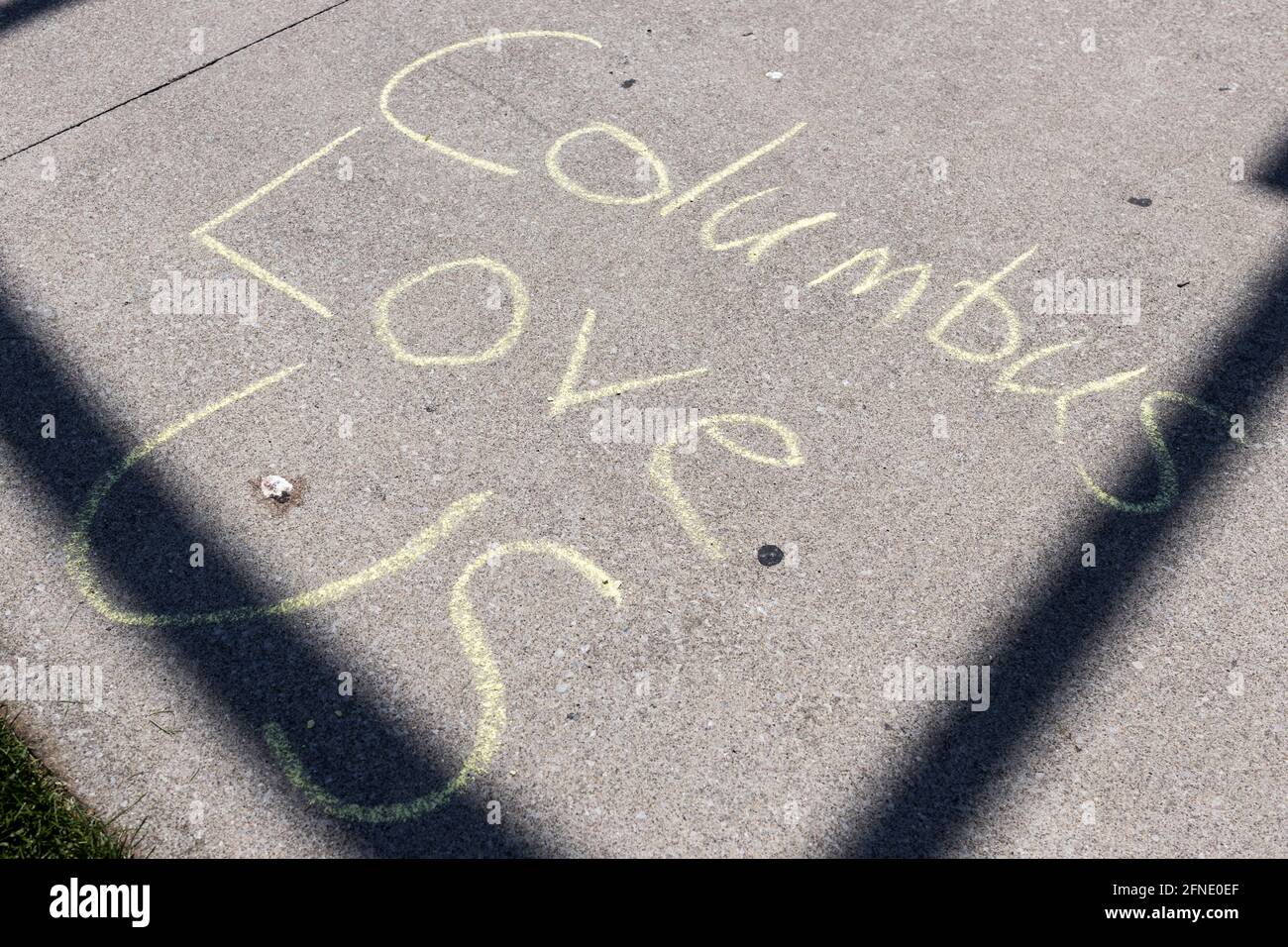 Columbus, États-Unis. 16 mai 2021. Les écrits de Chalk demandent à la ville de Columbus d'aimer les minorités.de nombreux types de personnes sont venus dans « solidarité: Ohio Unis contre la haine » pour s'associer avec les minorités sous-représentées en Ohio, y compris les communautés AAPI (les Américains asiatiques et les insulaires du Pacifique), les communautés noires et la communauté LGBTQ. (Photo de Stephen Zenner/SOPA Images/Sipa USA) crédit: SIPA USA/Alay Live News Banque D'Images