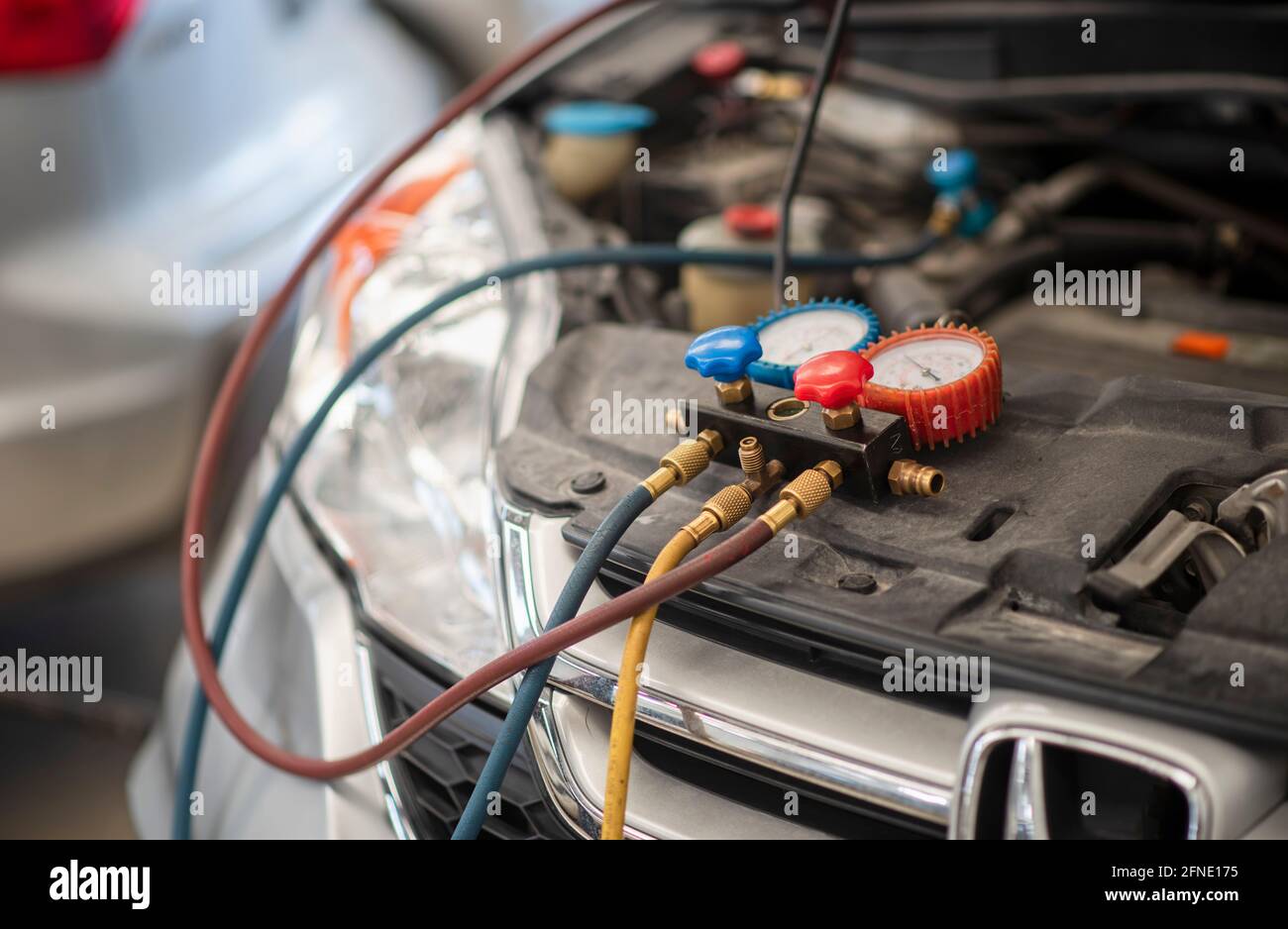 Service de vérification du climatiseur de voiture, détection de fuite,  remplissage de réfrigérant, manomètre utilisé pour la mesure au Mexique  Photo Stock - Alamy